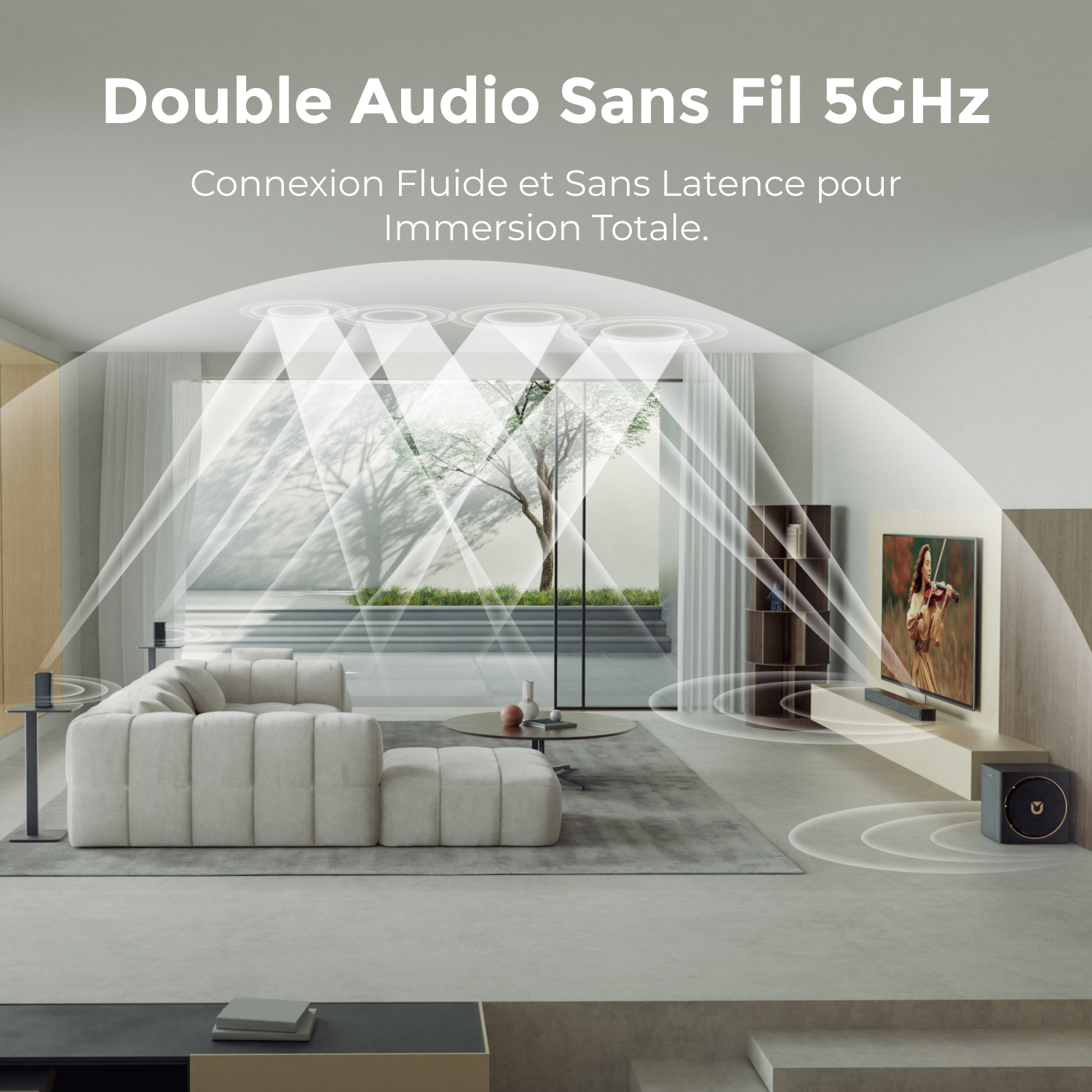 Een moderne woonkamer met een witte bank, tv en luidsprekers. Geluidsgolven komen uit de luidsprekers, wat duidt op een draadloze audio-opstelling.