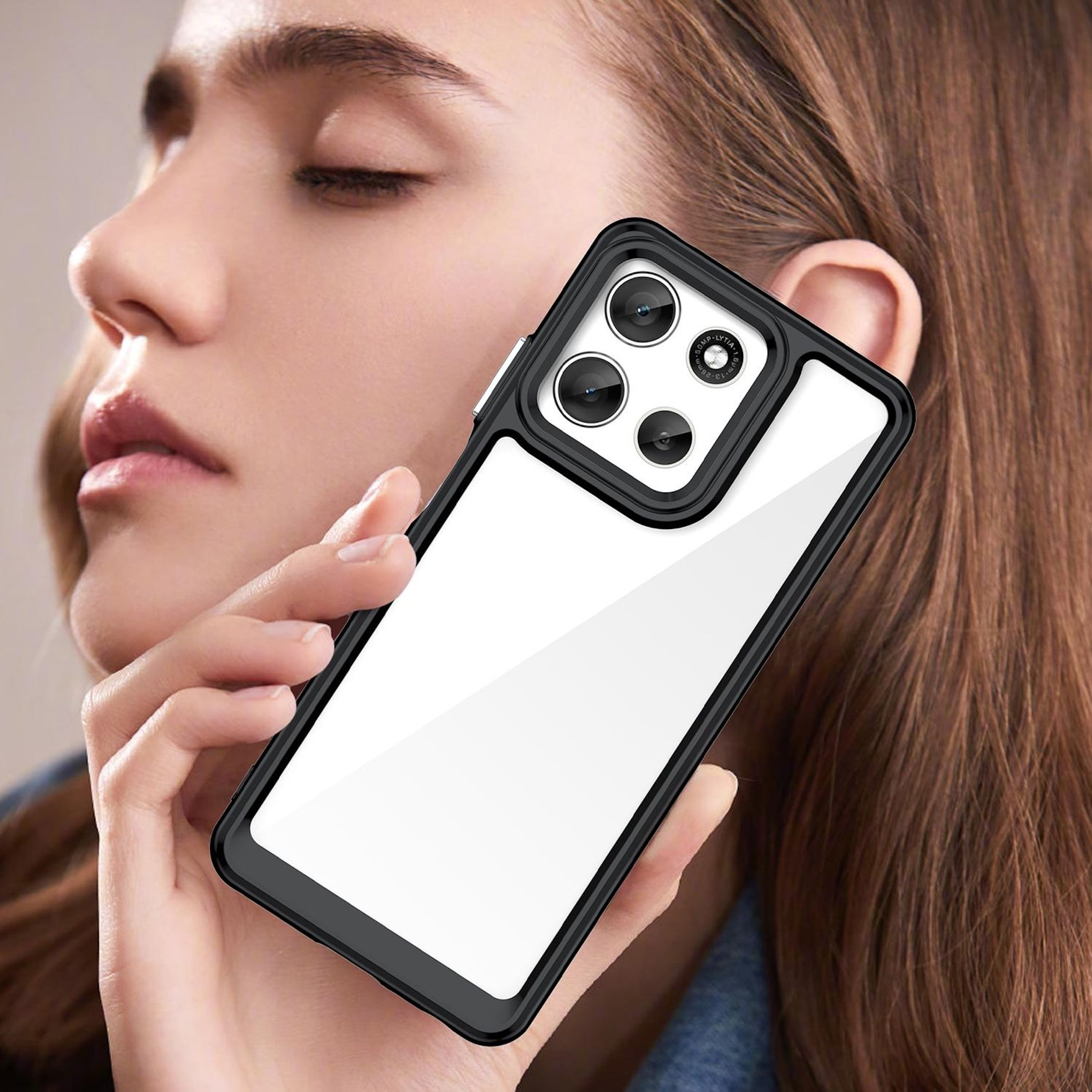Eine Frau hält ein Telefon in einer Hülle. Die Kameralinsen des Telefons sind sichtbar. Das Gesicht und die Haare der Frau sind ebenfalls zu sehen.