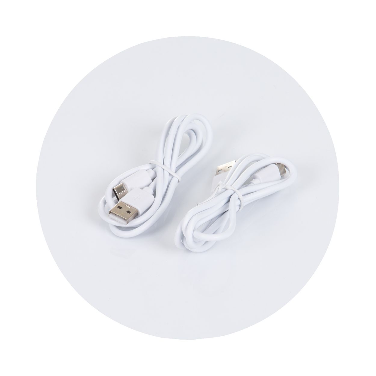 Zwei weiße USB-Kabel, aufgerollt, auf einer weißen Oberfläche. Ein Kabel hat einen USB-A- und USB-C-Anschluss.