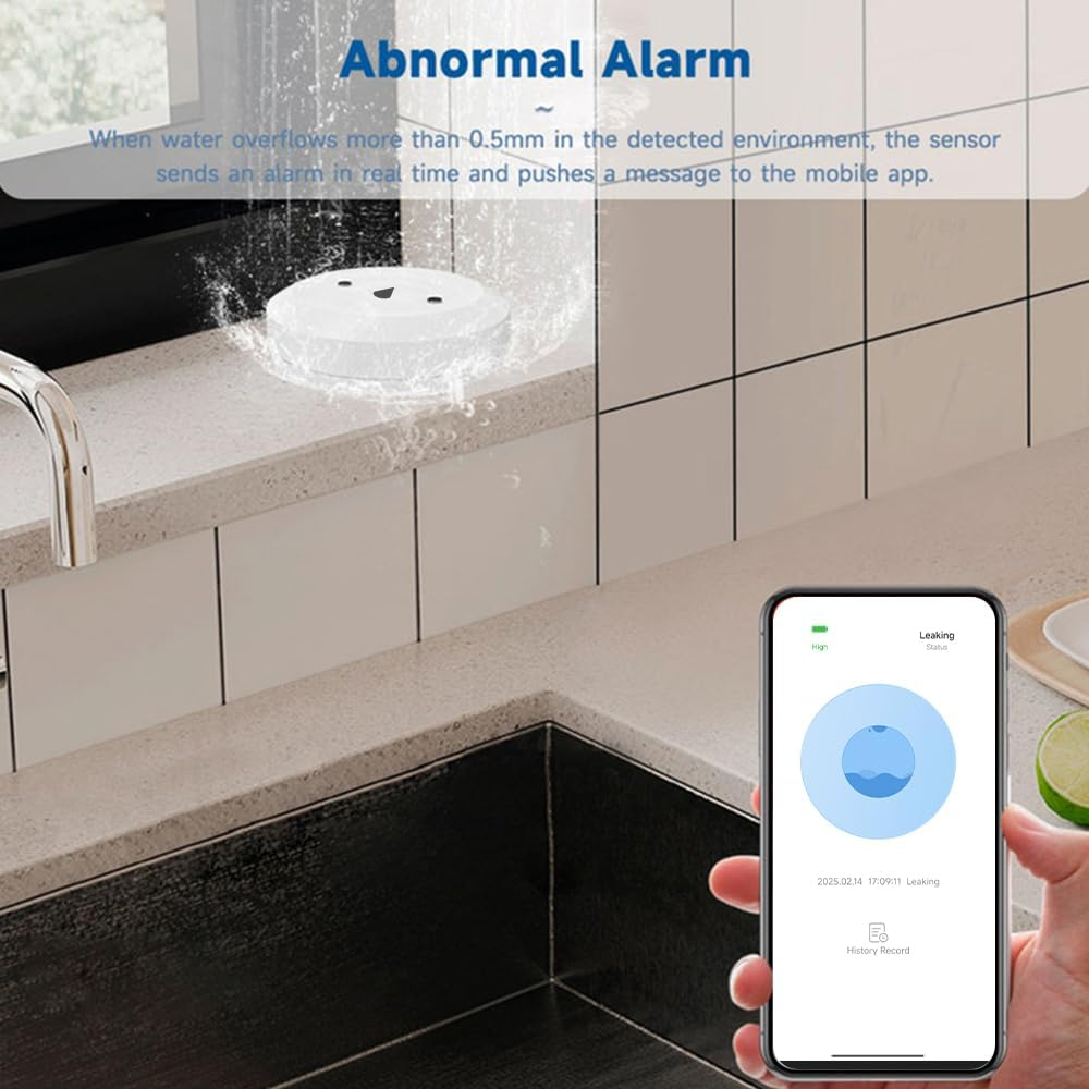 Ein weißer Sensor erkennt Wasserüberlauf. Ein Telefon zeigt einen Leckalarm an. Wasser spritzt um den Sensor auf einer Arbeitsplatte.