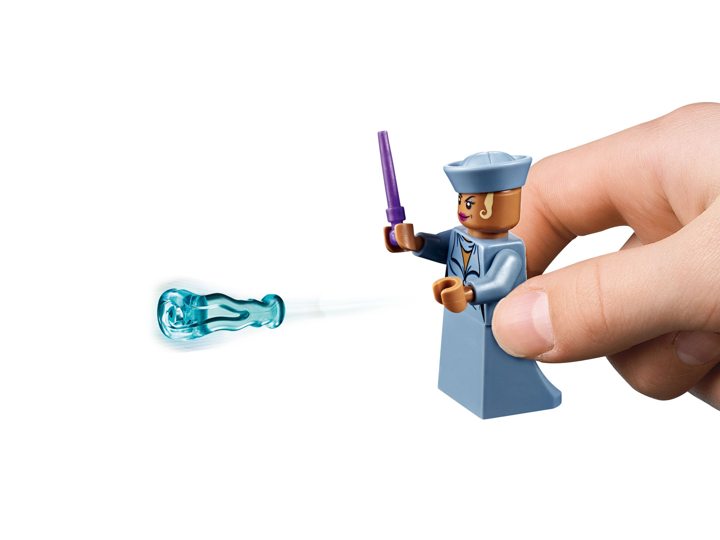 Eine Hand hält eine Lego-Figur mit einem lila Zauberstab und einem blauen Projektil auf weißem Hintergrund.