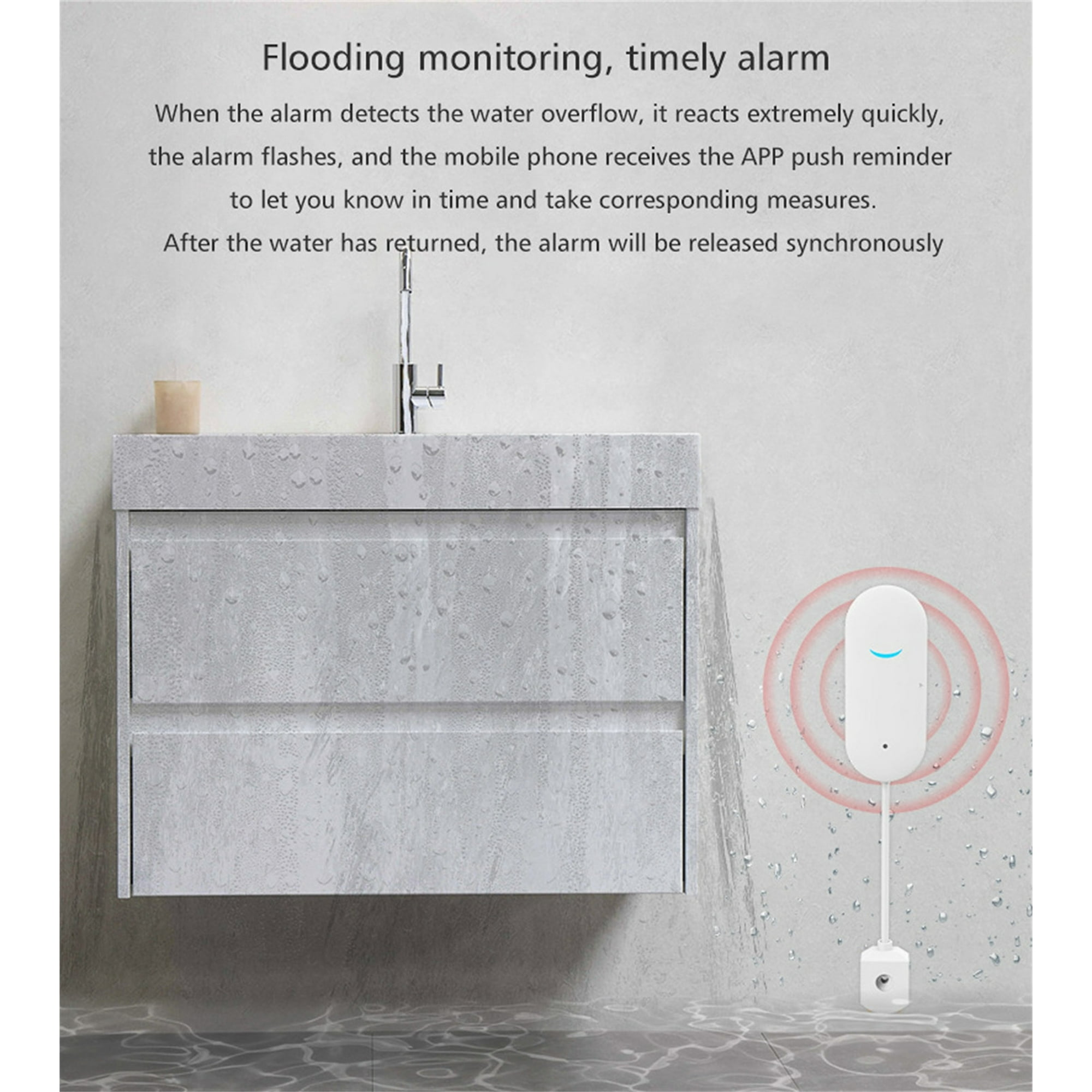 Ein weißer Überflutungssensor befindet sich in der Nähe eines grauen Schranks. Wassertropfen sind sichtbar. Text beschreibt die Funktion.