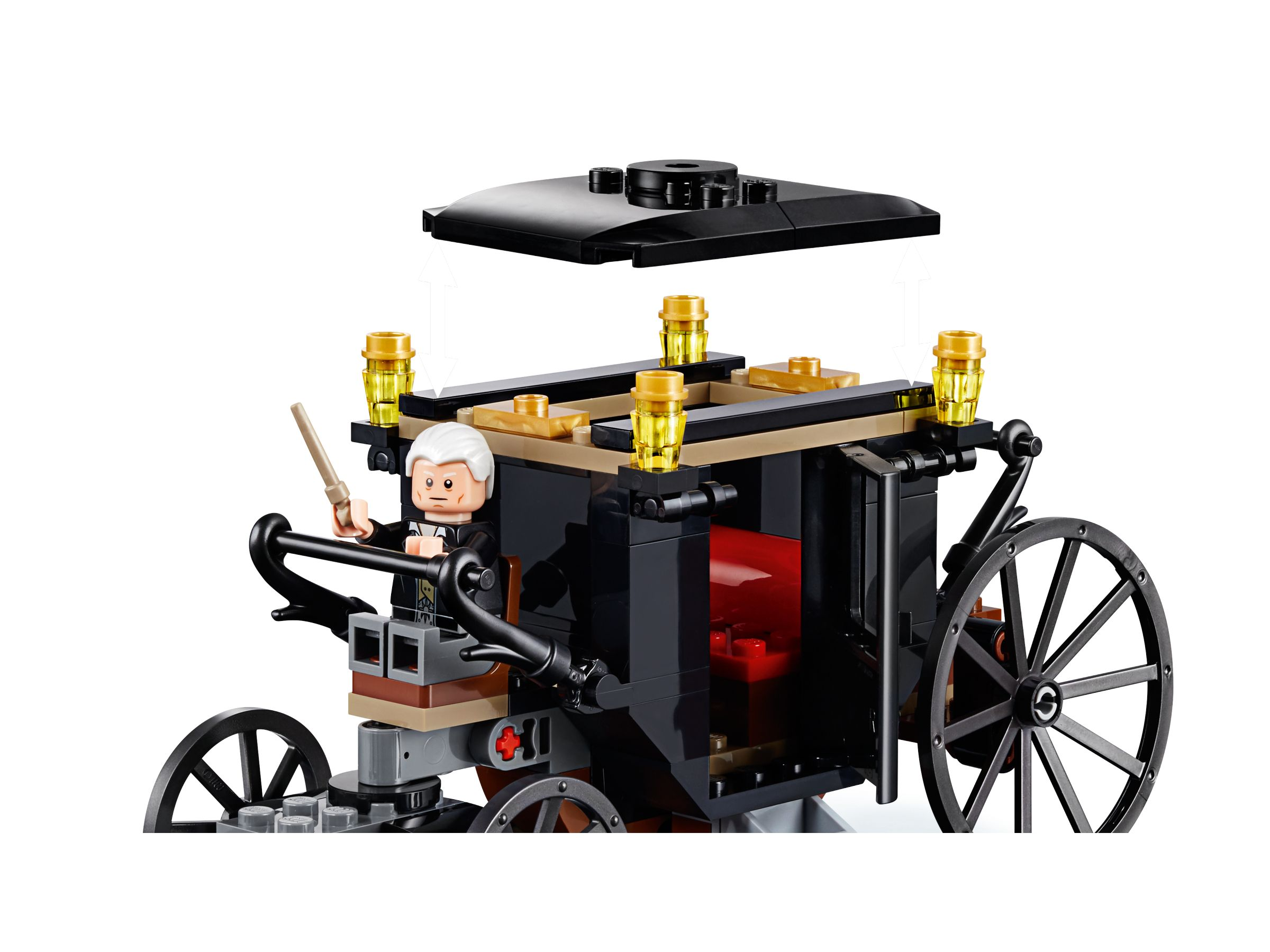 LEGO-Kutsche mit einer Minifigur, die einen Zauberstab hält. Die Kutsche ist schwarz, mit goldenen Akzenten und großen Rädern.
