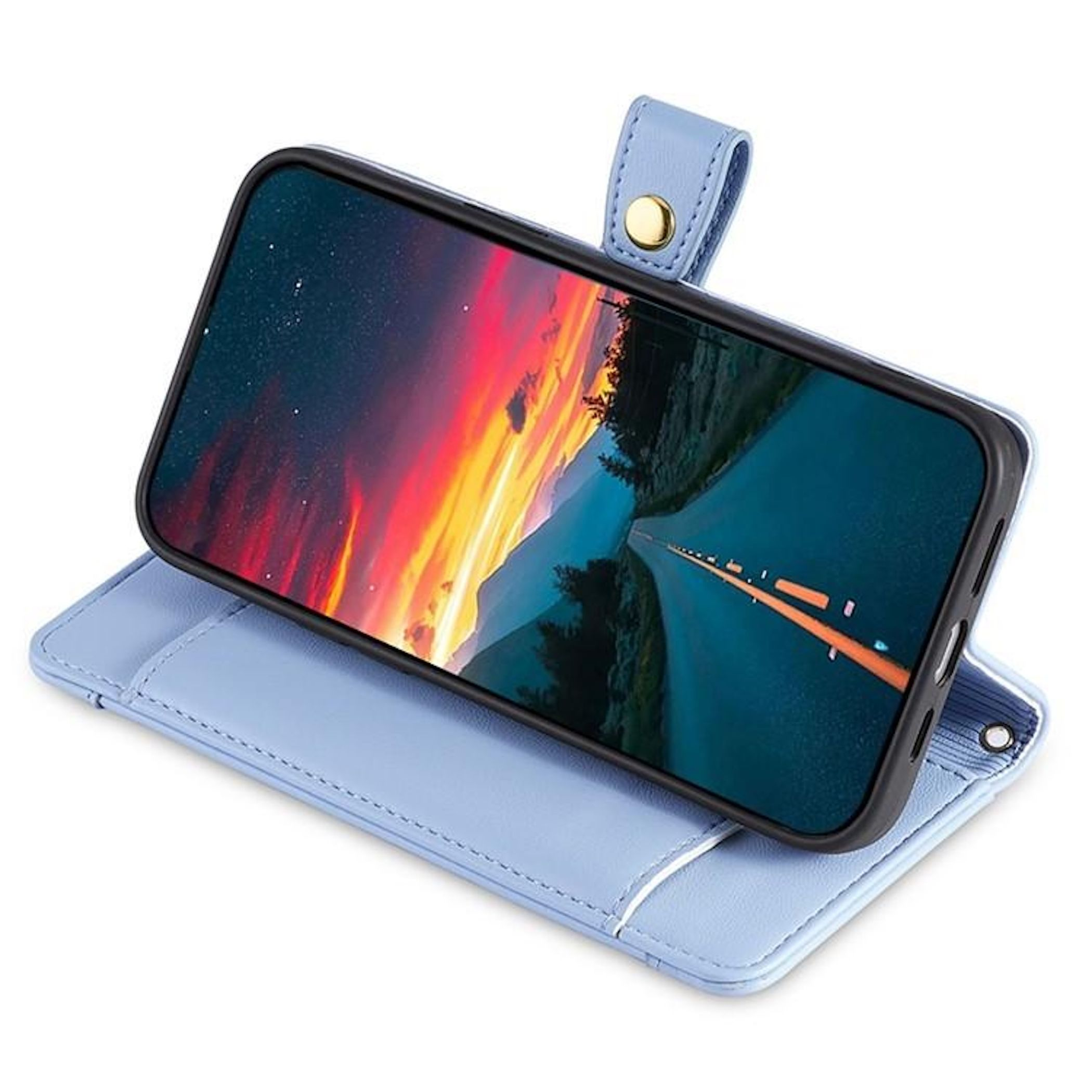 Ein Telefon in einer blauen Hülle zeigt eine Straßenszene mit Sonnenuntergangsfarben. Die Hülle hat einen Riemen mit goldenem Knopf.