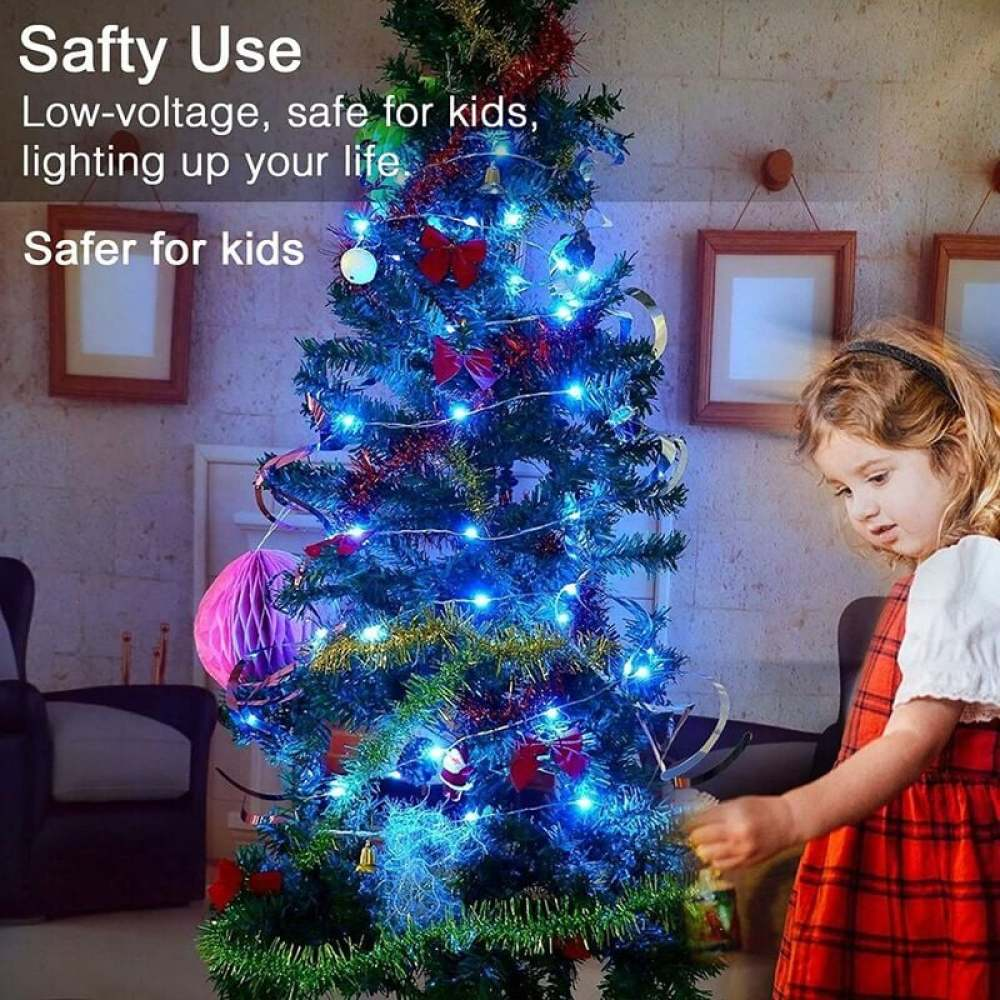 Ein Mädchen betrachtet einen Weihnachtsbaum, der mit Lichtern und Ornamenten geschmückt ist. Der Baum steht in einem Raum mit gerahmten Bildern.