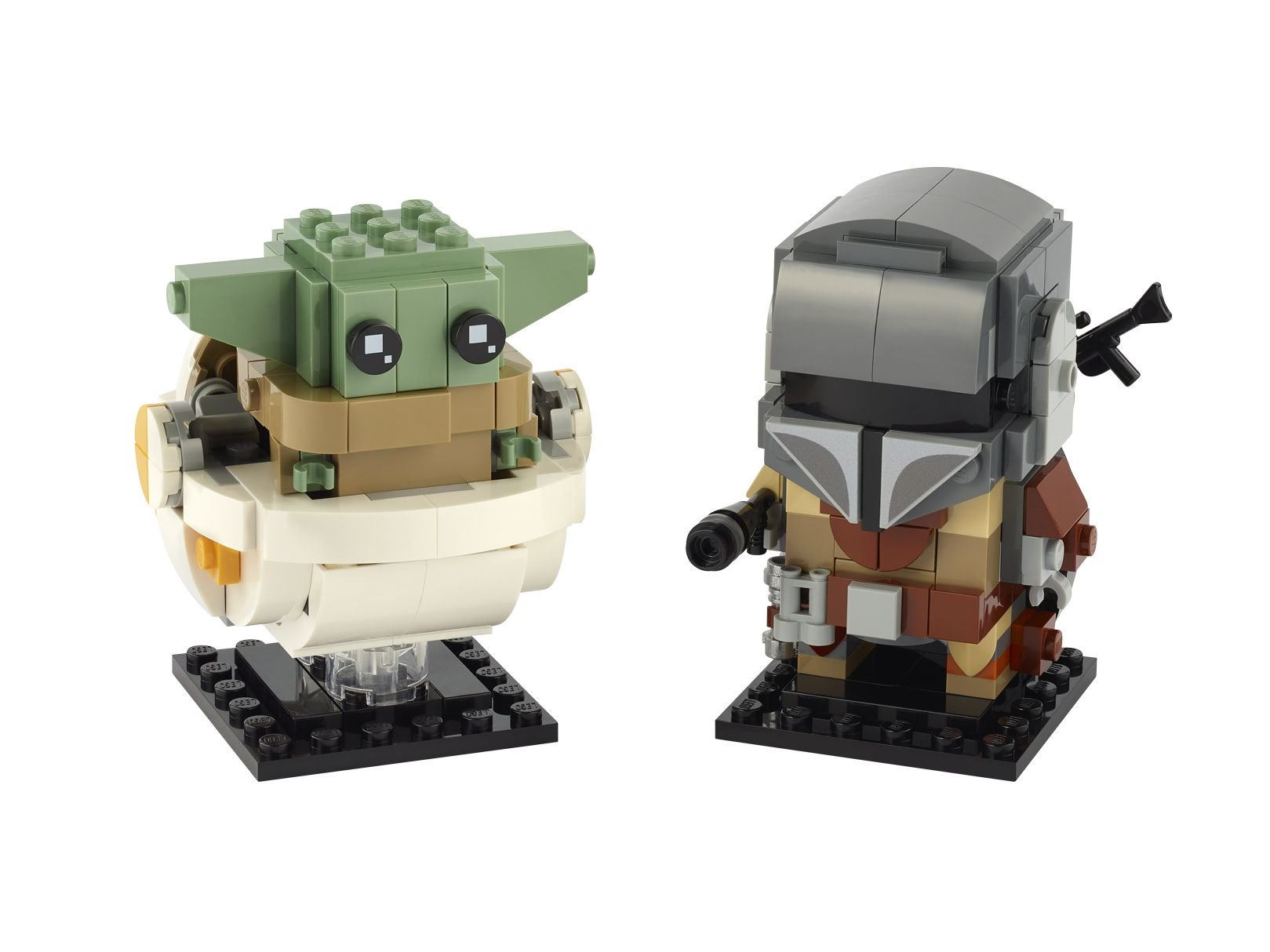 LEGO-Set mit The Mandalorian und Grogu. Die Figuren bestehen aus bunten Blöcken und stehen auf schwarzen Sockeln.