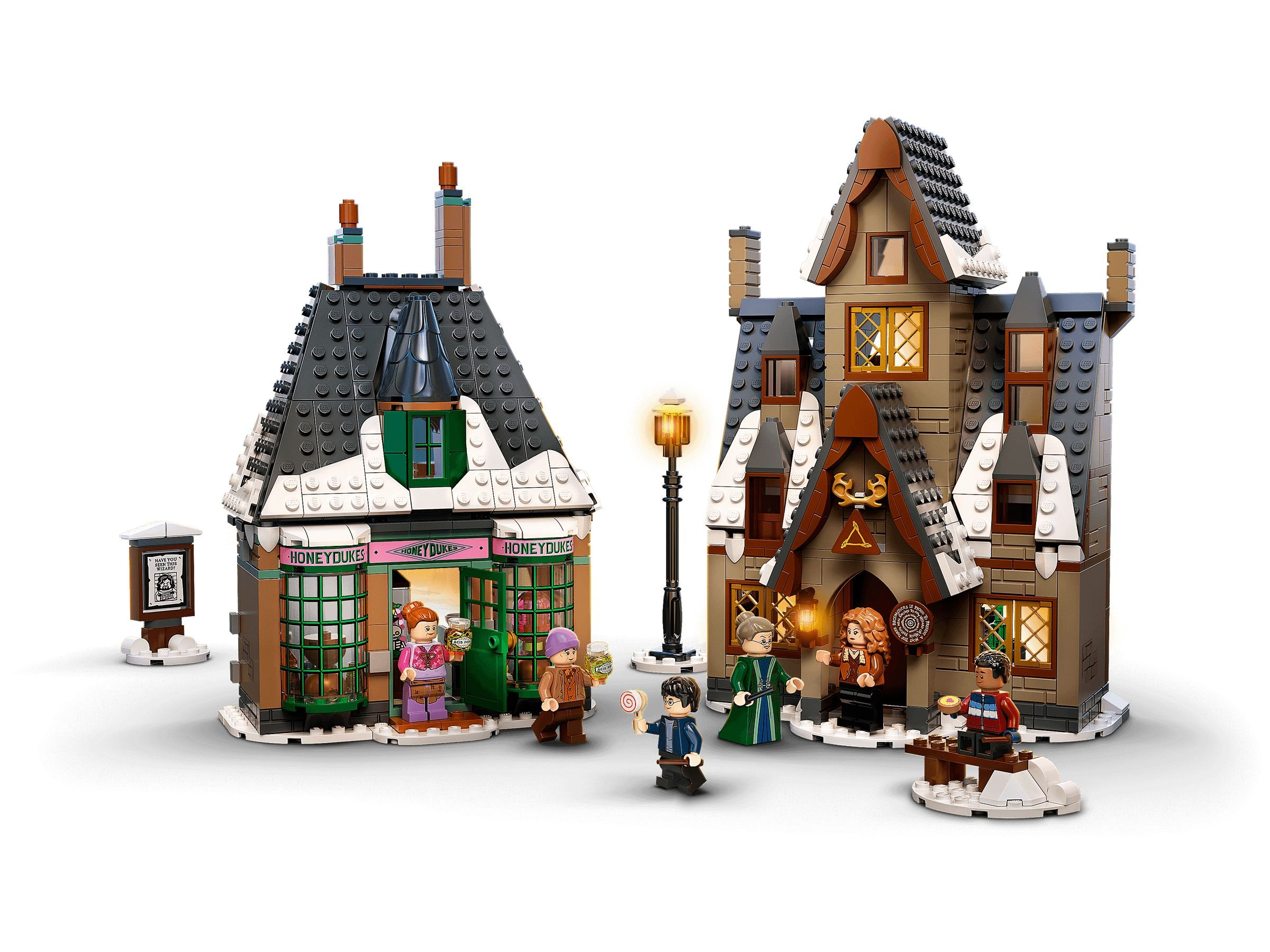 Lego-Set mit zwei Gebäuden und Figuren. Eines ist Honeydukes, das andere ein Gebäude mit einem Dreieckschild.