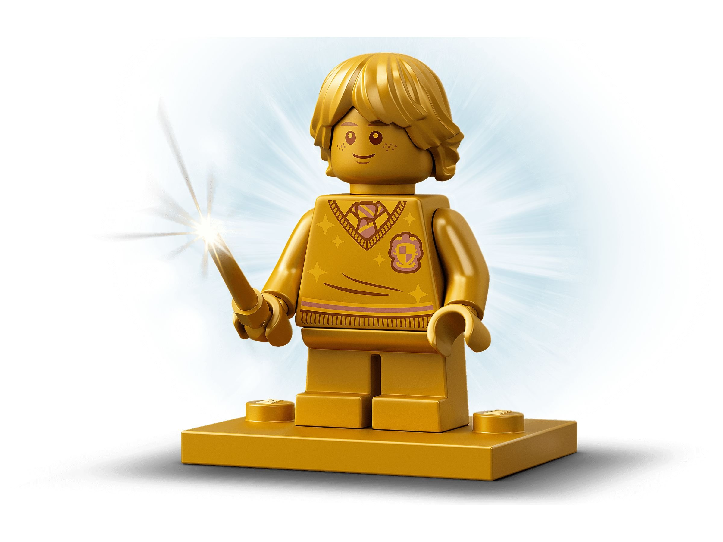 Eine goldene Lego-Figur mit Zauberstab auf goldenem Sockel. Detailliertes Gesicht und Outfit.