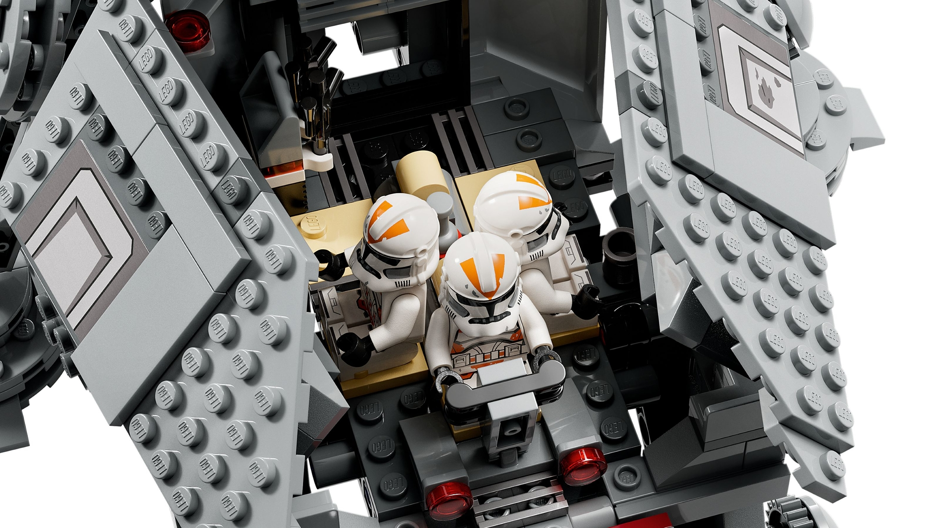 LEGO-Set mit drei Klonkriegern in einem grauen Fahrzeug. Die Soldaten tragen weiße Helme mit orangen Markierungen im Cockpit.