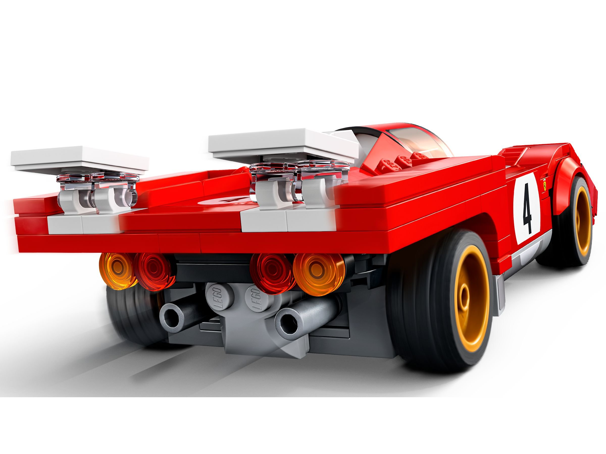 Ein rotes Lego-Rennauto mit weißen Akzenten, der Nummer 4 und goldfarbenen Rädern. Der Hintergrund ist weiß.