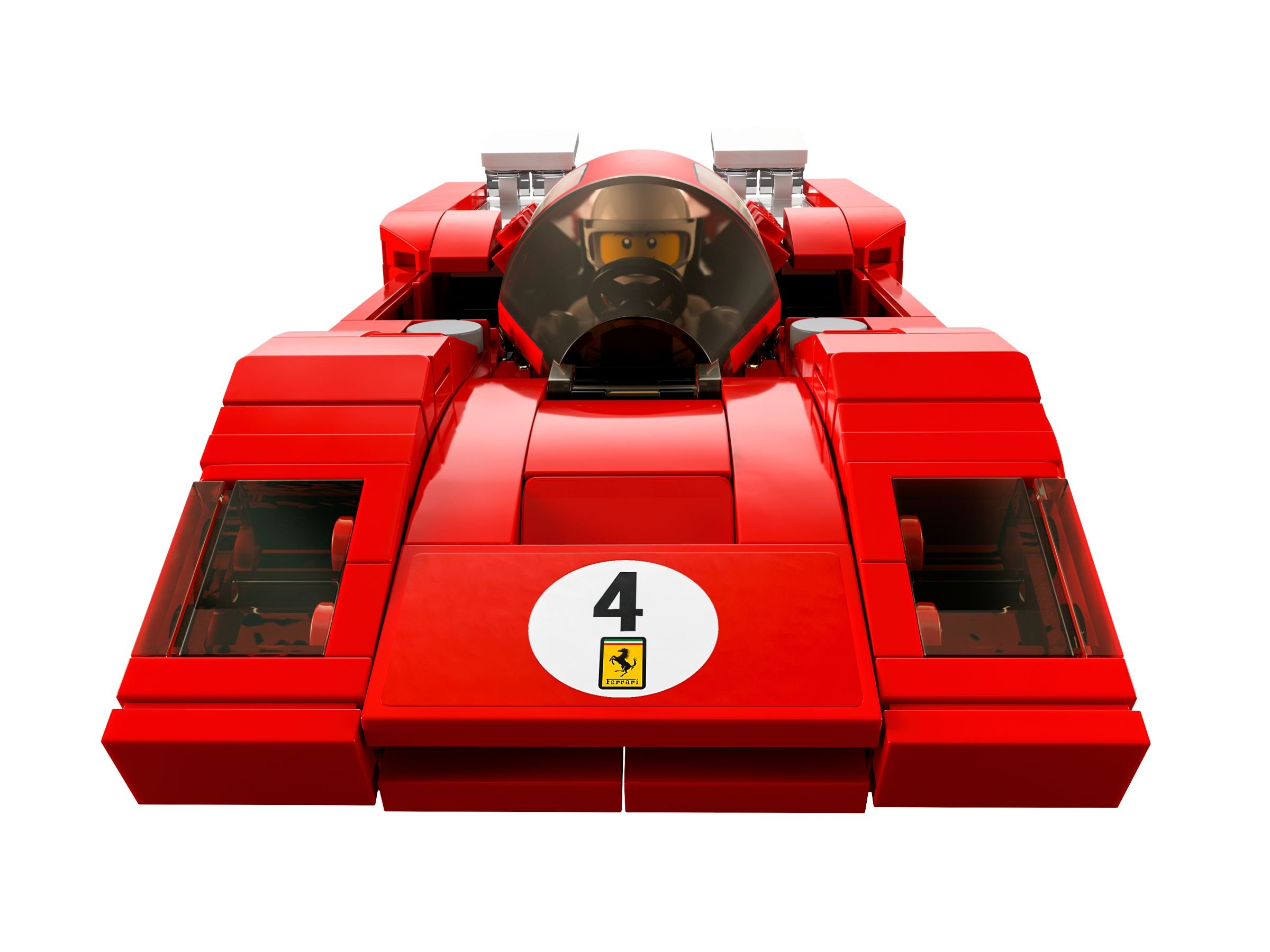 Ein rotes Lego Ferrari-Rennauto mit der Nummer 4, einem Fahrer und weißen Details. Das Auto steht vor weißem Hintergrund.