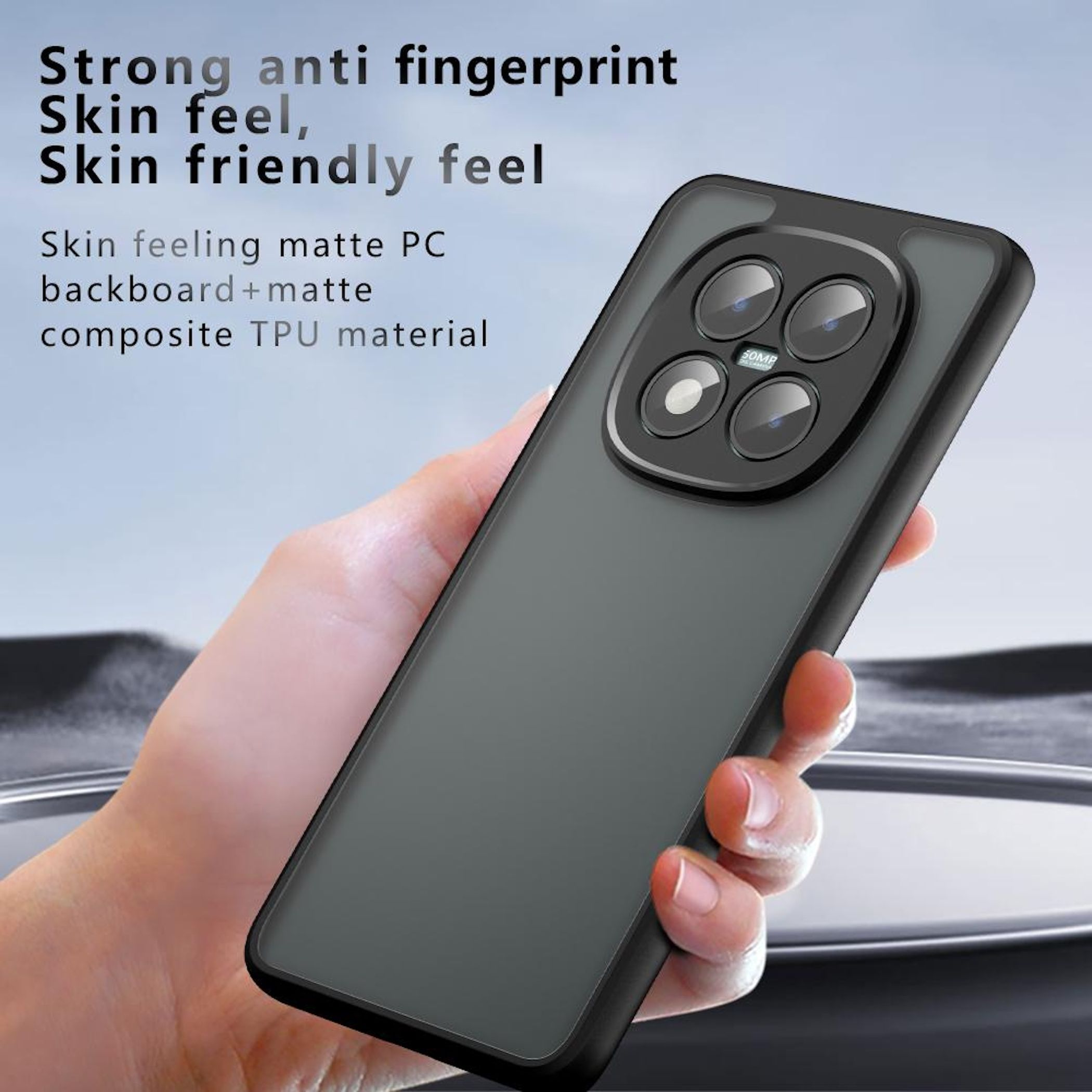 Eine Hand hält eine Handyhülle. Die Hülle ist dunkelgrau mit einer Kamerawölbung. Text oben sagt 'Anti-Fingerabdruck' und 'Hautgefühl'.