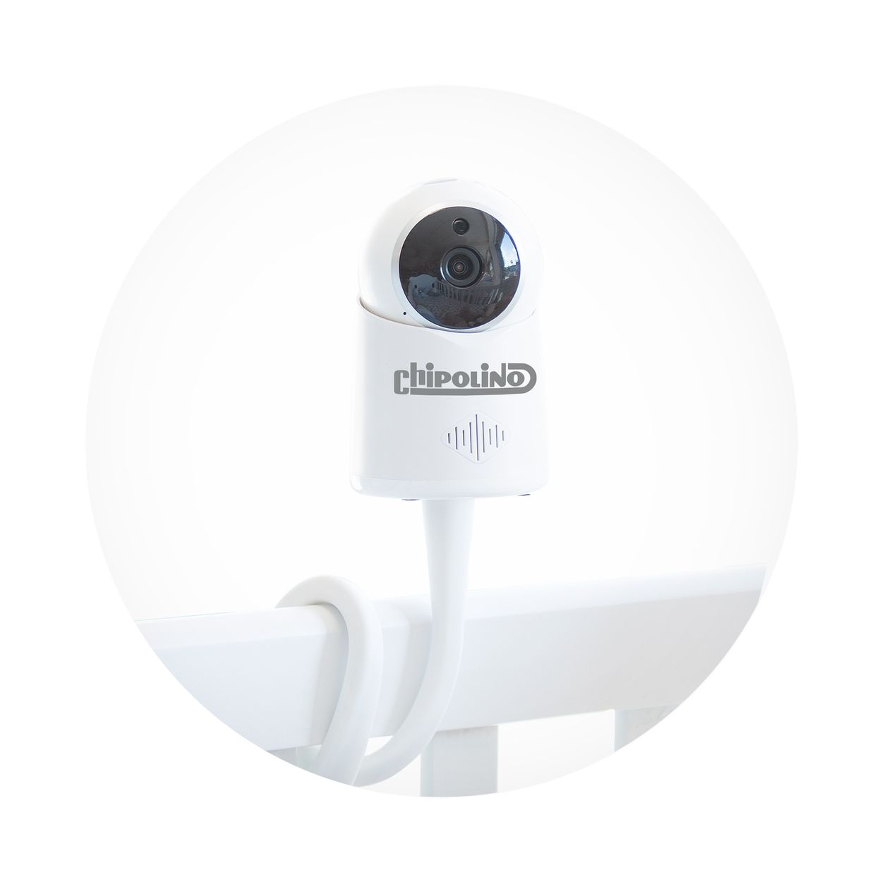 Ein weißer Baby-Monitor mit dem Markennamen 'chipolino' ist an einer weißen Krippenschiene befestigt. Die Kamera ist weiß, rund und nach vorne gerichtet.
