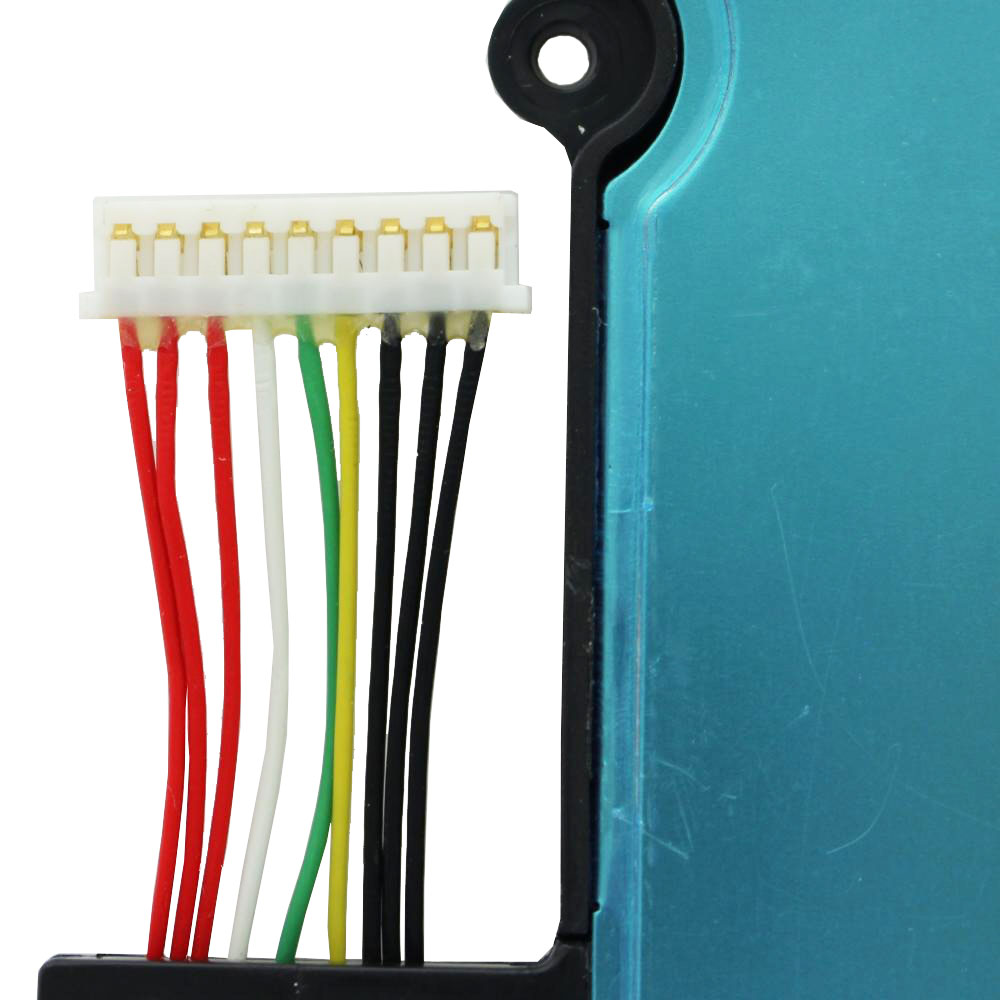 Ein weißer Stecker mit farbigen Drähten (rot, weiß, grün, gelb, schwarz) befestigt. Auf der rechten Seite befindet sich eine türkisfarbene Oberfläche.