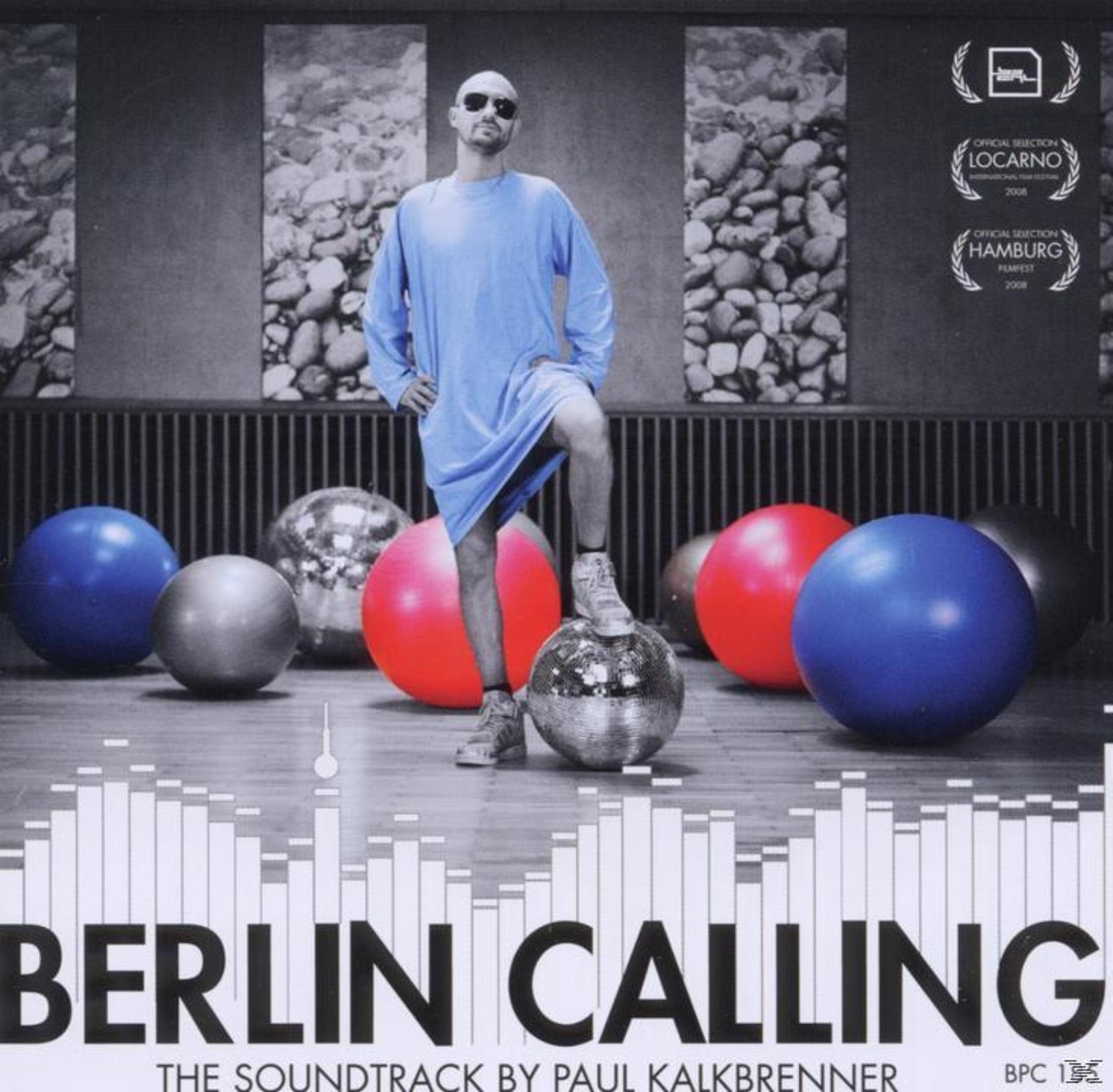 Man in blauw shirt, zonnebril, staat op discobal, omringd door gekleurde bollen, Berlin Calling titel.
