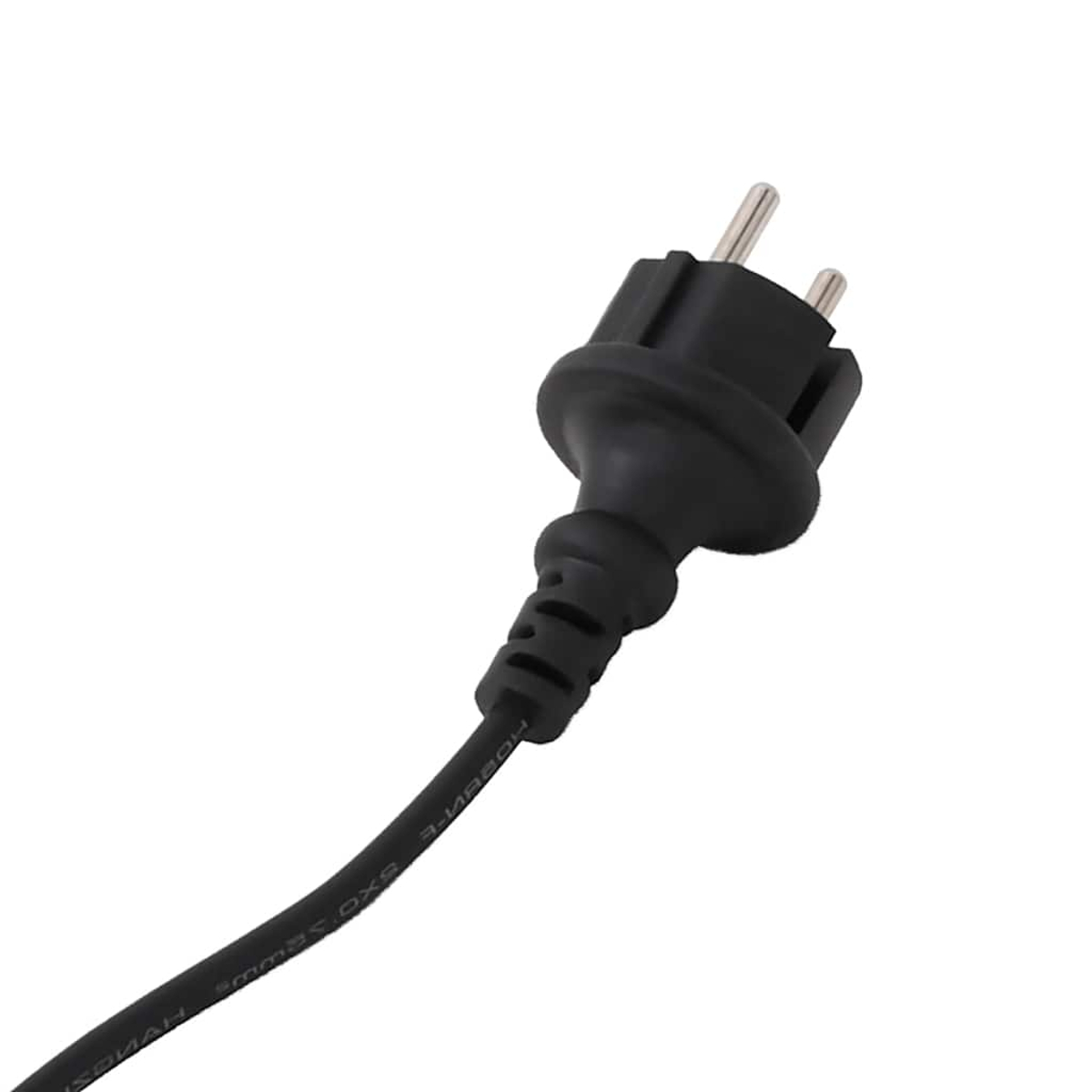 Ein schwarzer Netzstecker mit zwei Stiften, befestigt an einem schwarzen Kabel. Der Stecker ist vor weißem Hintergrund abgewinkelt.
