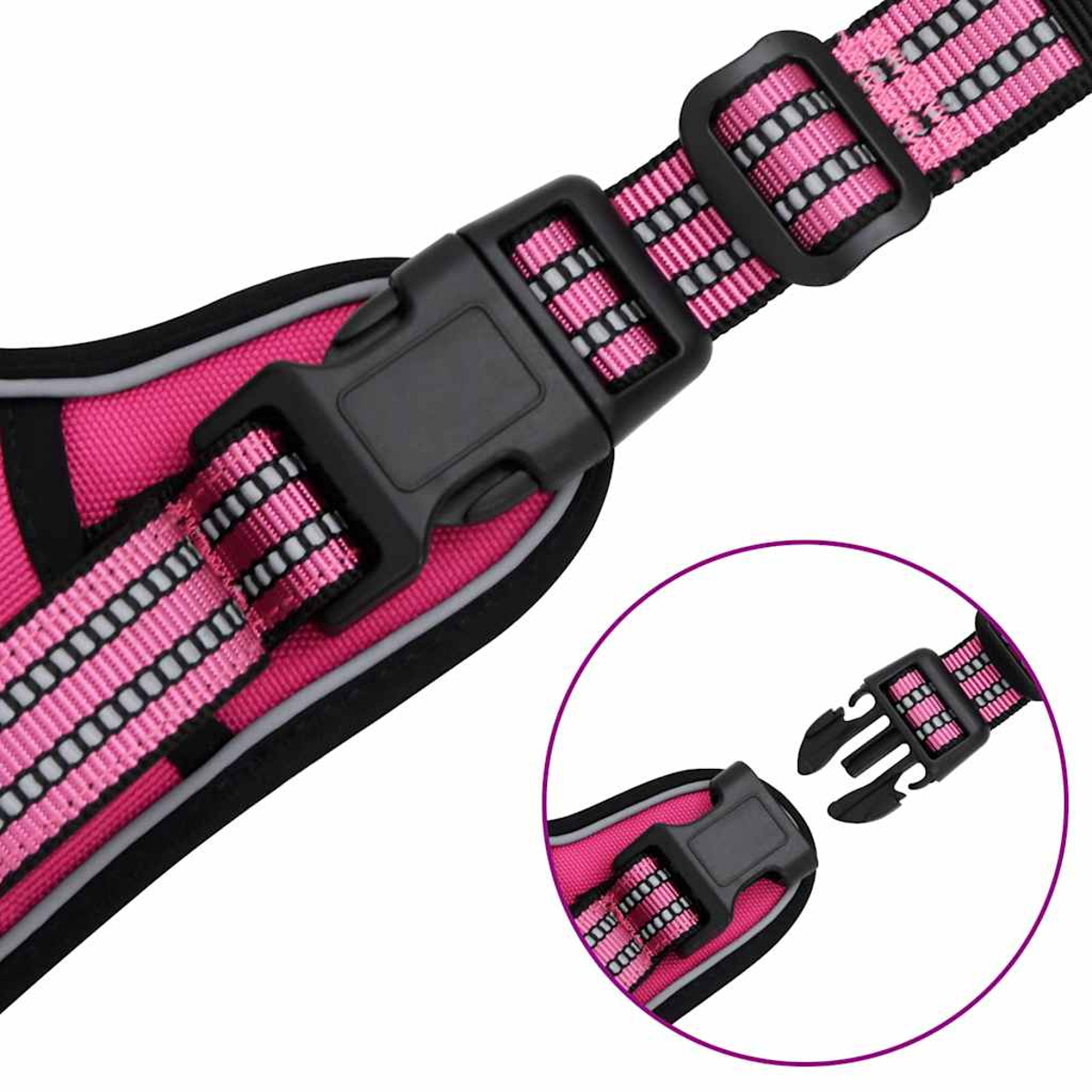 Nahaufnahme eines rosa Hundegeschirrs mit schwarzen Schnallen und reflektierenden Streifen. Ein kreisförmiger Einsatz zeigt eine abgetrennte Schnalle.