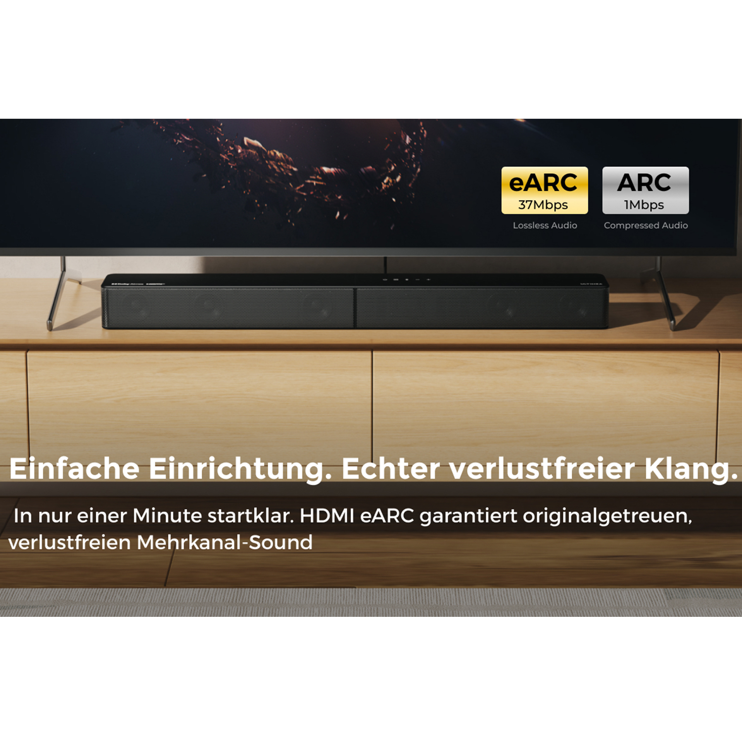 Soundbar pod telewizorem na drewnianej szafce. Tekst na dole wspomina 'bezstratne audio' i 'eARC'.