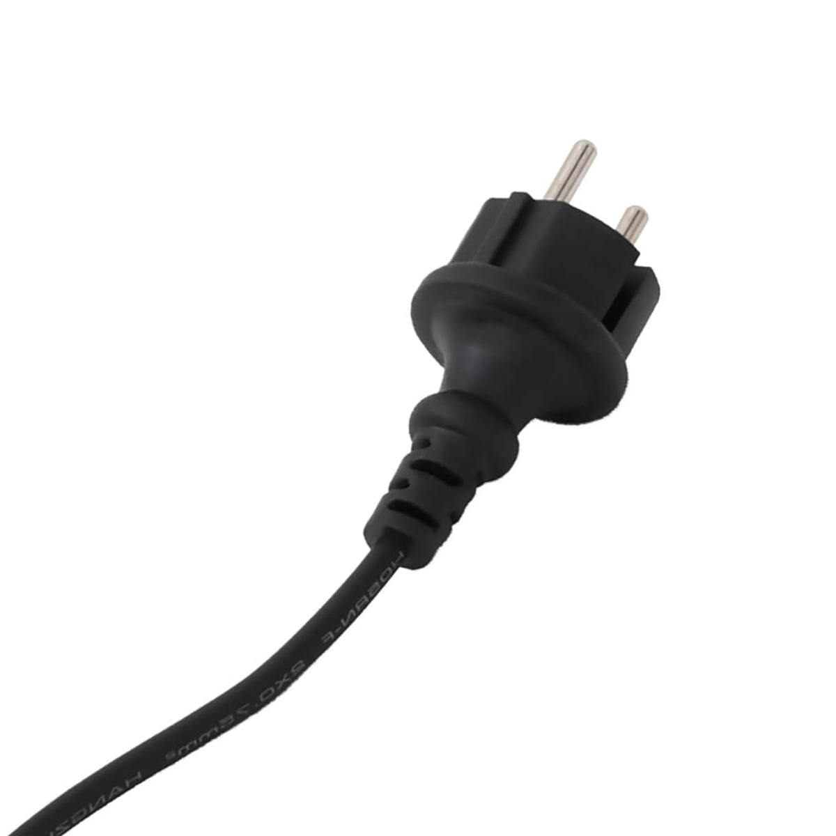 Nahaufnahme eines schwarzen Netzsteckers mit zwei Stiften und einem schwarzen Kabel, das nach unten verläuft. Der Hintergrund ist weiß.