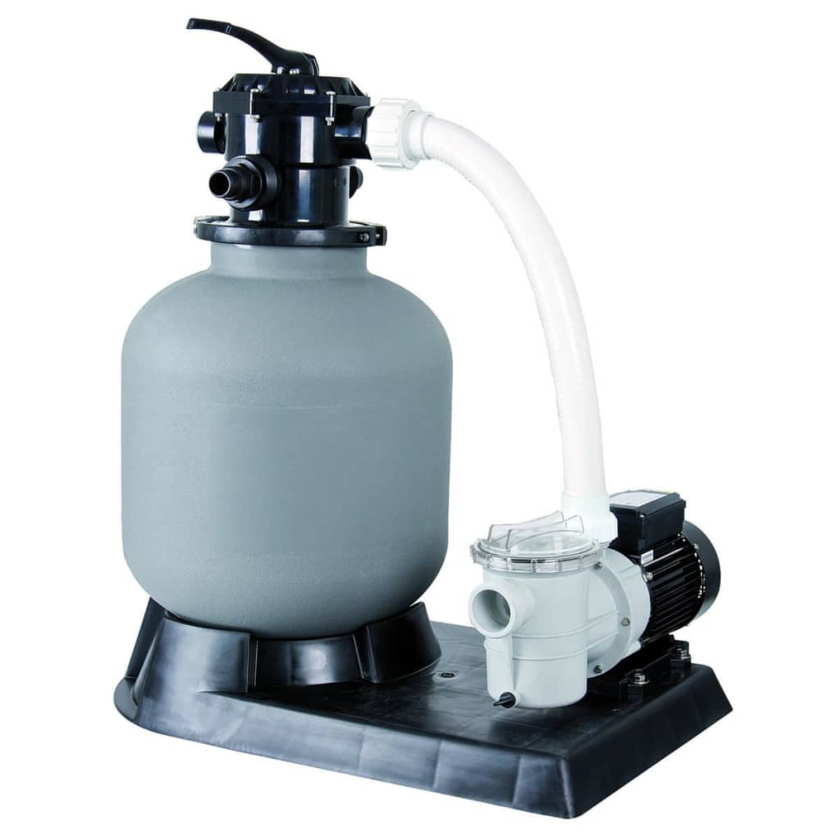 Ein Poolfiltersystem mit grauem Tank, schwarzem Ventil, weißem Schlauch und einer Pumpe auf schwarzer Basis.