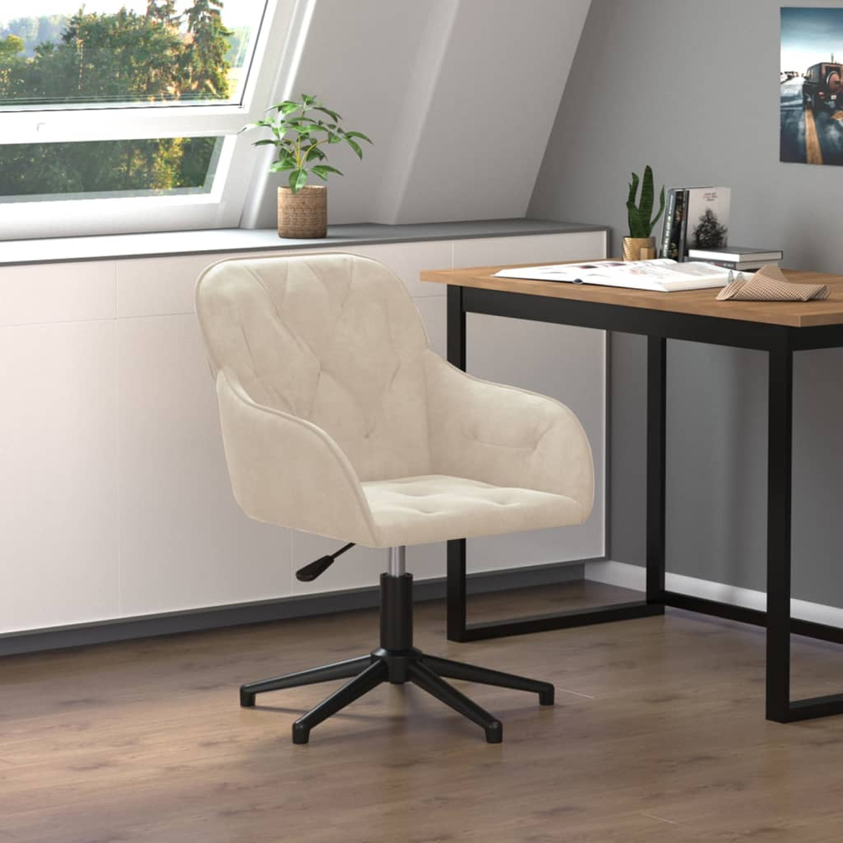 Cremefarbener Bürostuhl in einem Raum. Ein Schreibtisch mit Laptop und ein Gemälde an der Wand. Eine Topfpflanze ist ebenfalls sichtbar.