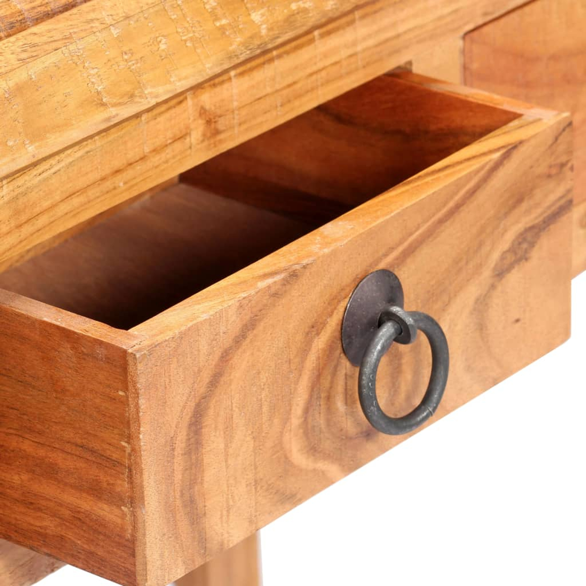 Nahaufnahme einer offenen Holzschublade mit Metallringgriff.