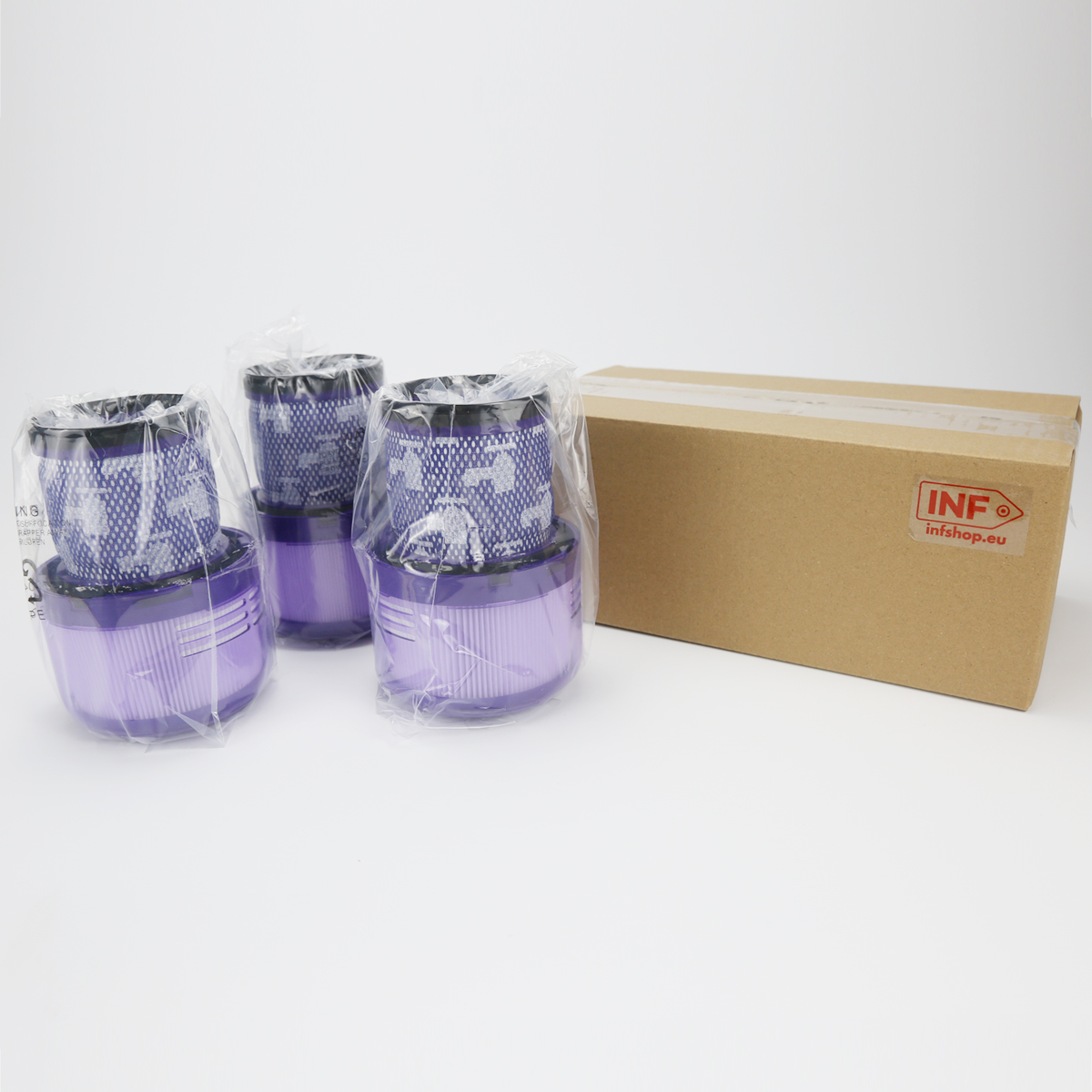 Trzy filtry do odkurzacza w plastikowym opakowaniu, fioletowe i czarne. Brązowe pudełko z czerwonym logo po prawej.