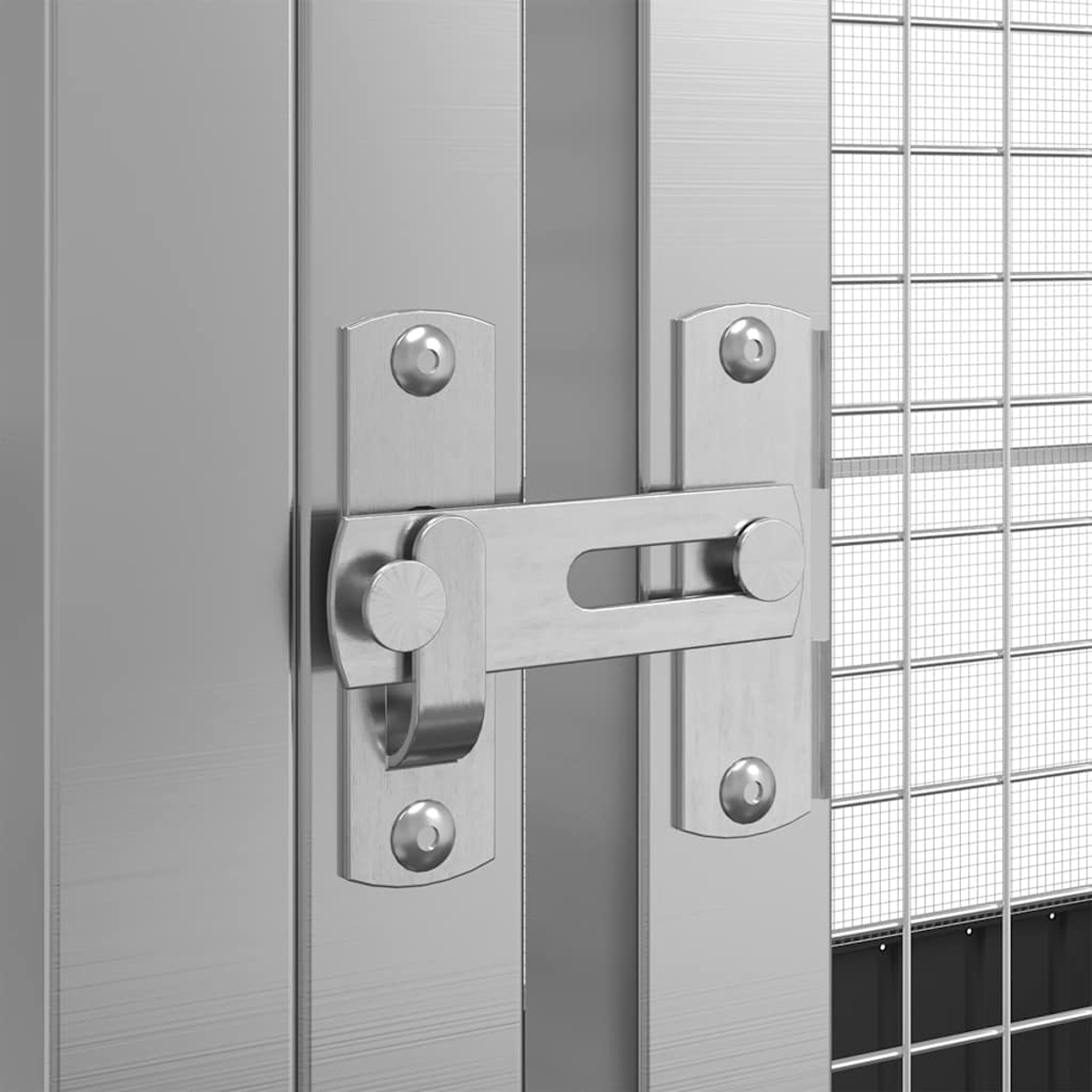 Nahaufnahme eines silbernen Metallriegels an einem geschlossenen Tor. Das Tor besteht aus vertikalen Metallstäben mit Drahtgitterhintergrund.