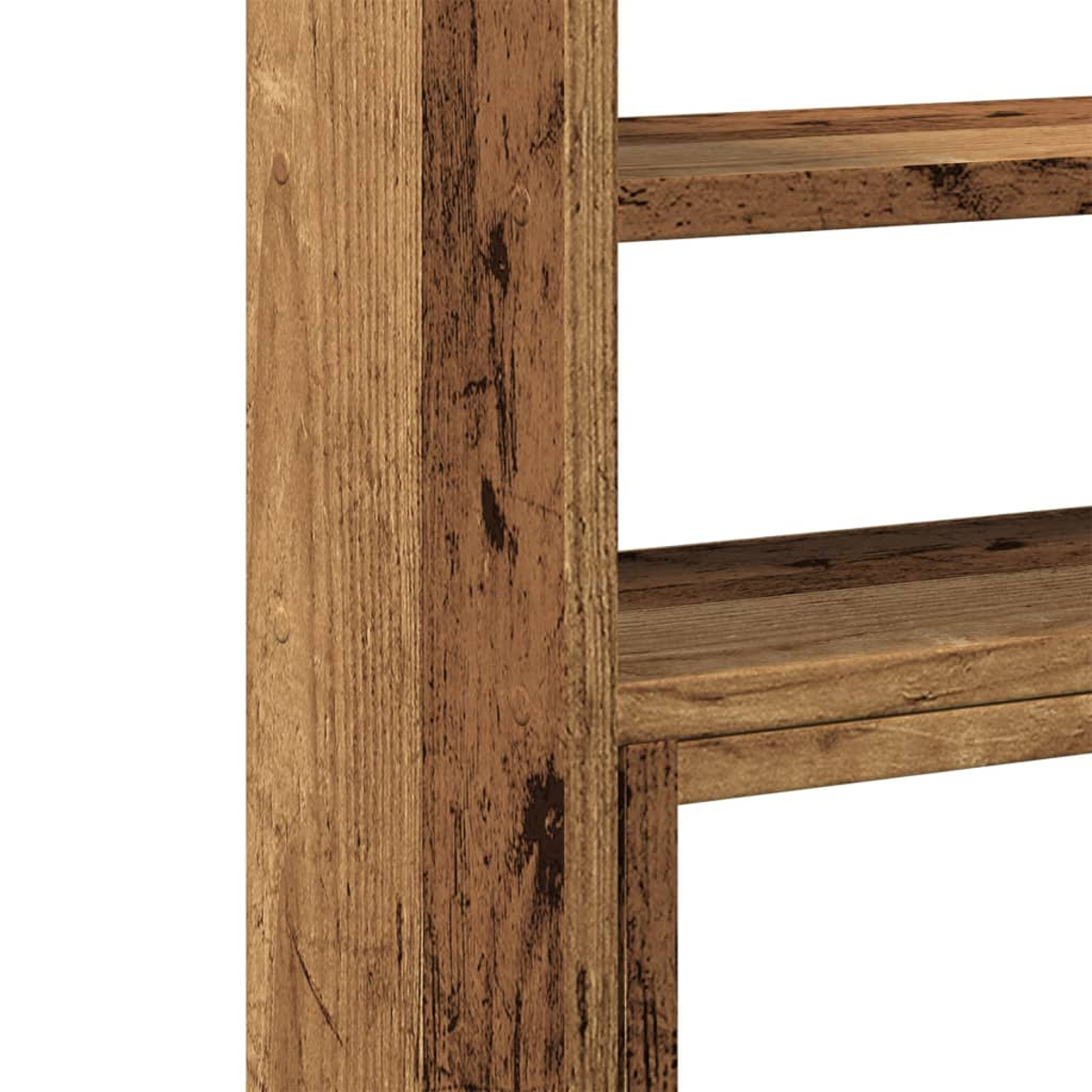 Nahaufnahme eines Holzregals. Vertikale Stütze links. Zwei Regale sichtbar. Holz hat eine abgenutzte Oberfläche mit Brauntönen.