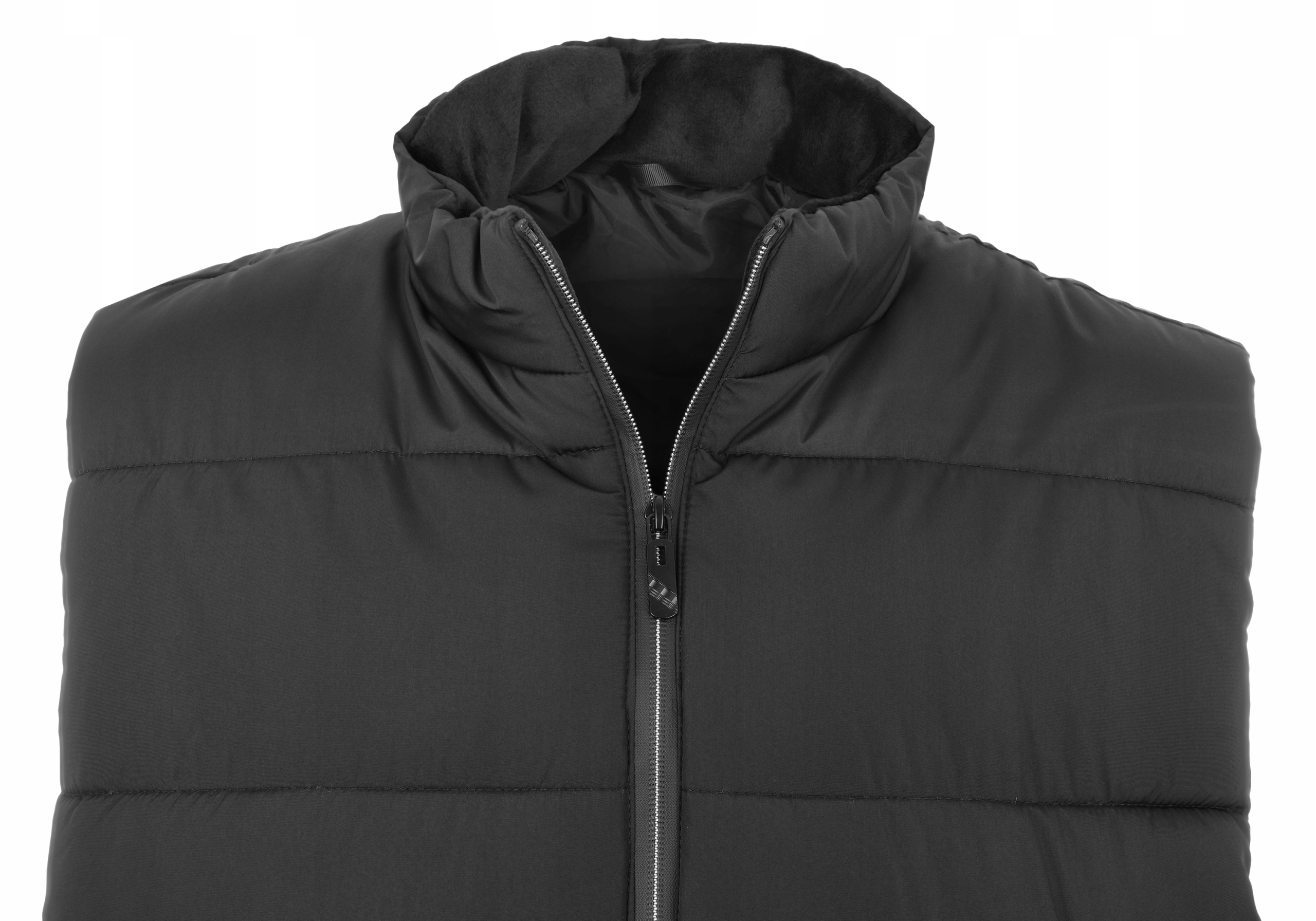 Zbliżenie czarnej kamizelki puchowej z wysokim kołnierzem i srebrnym zamkiem błyskawicznym. Tło jest białe.