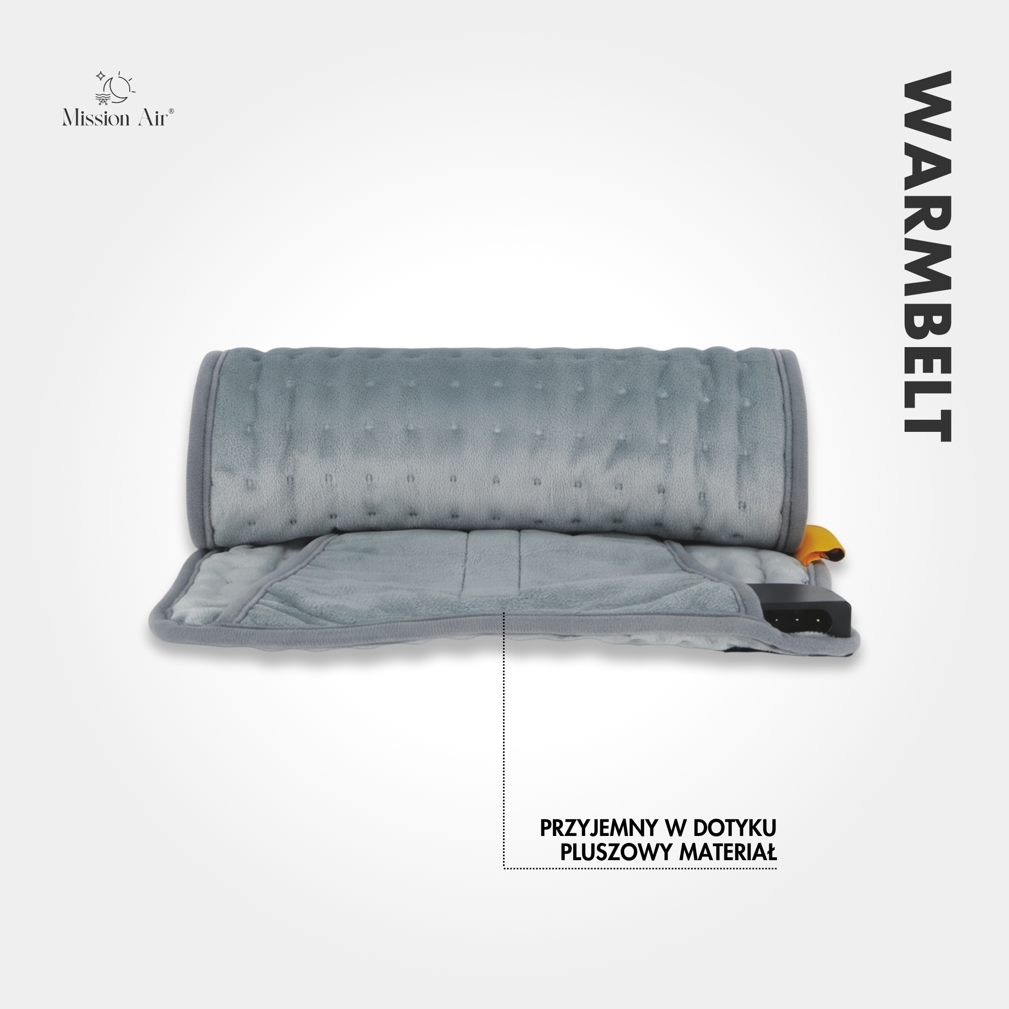 Szary, zwinięty pas grzewczy. Ma kontroler i miękki, pluszowy materiał. Tło jest białe.