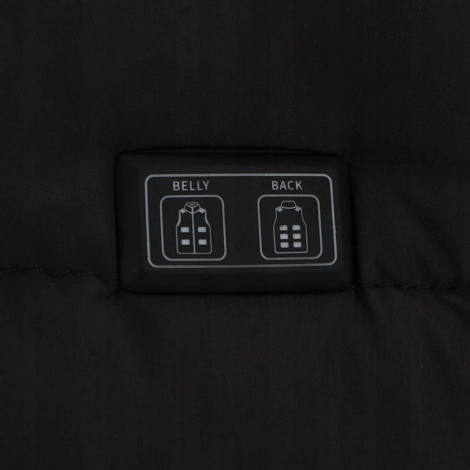 Czarny materiał z panelem z napisem 'Belly' i 'Back', wyświetlającym diagramy kamizelki. Tło to gładka, ciemna tkanina.