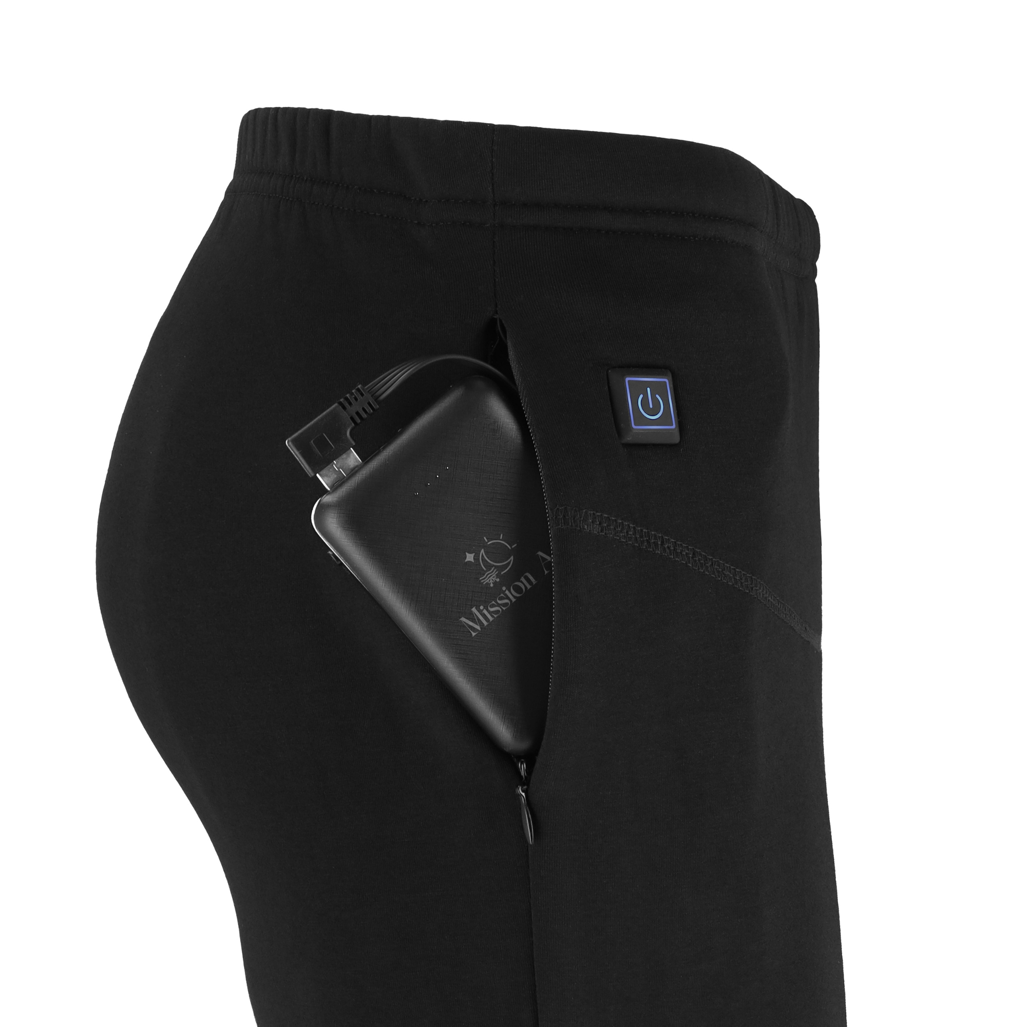 Czarne spodnie z power bankiem w kieszeni. Przycisk zasilania jest widoczny na nogawce. Białe tło.
