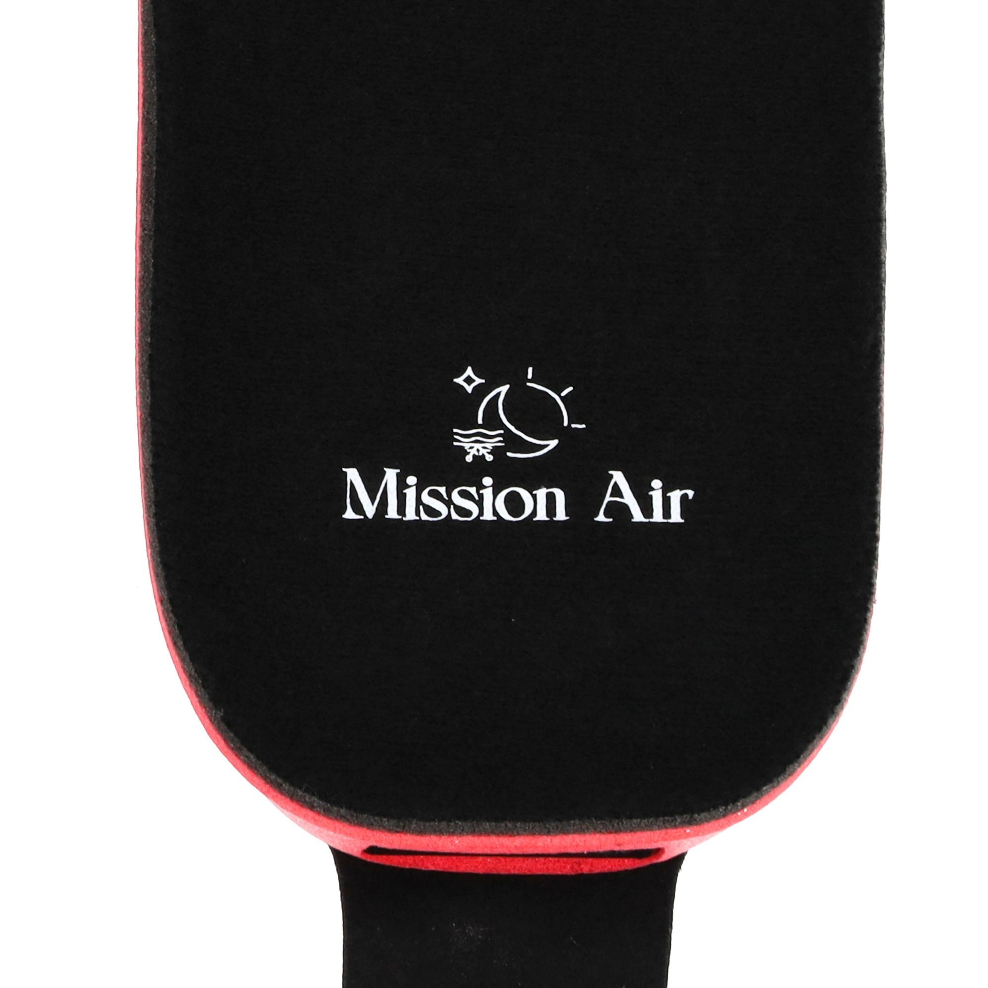 Czarny, zakrzywiony obiekt z czerwoną obwódką i napisem 'Mission Air'. Białe tło.