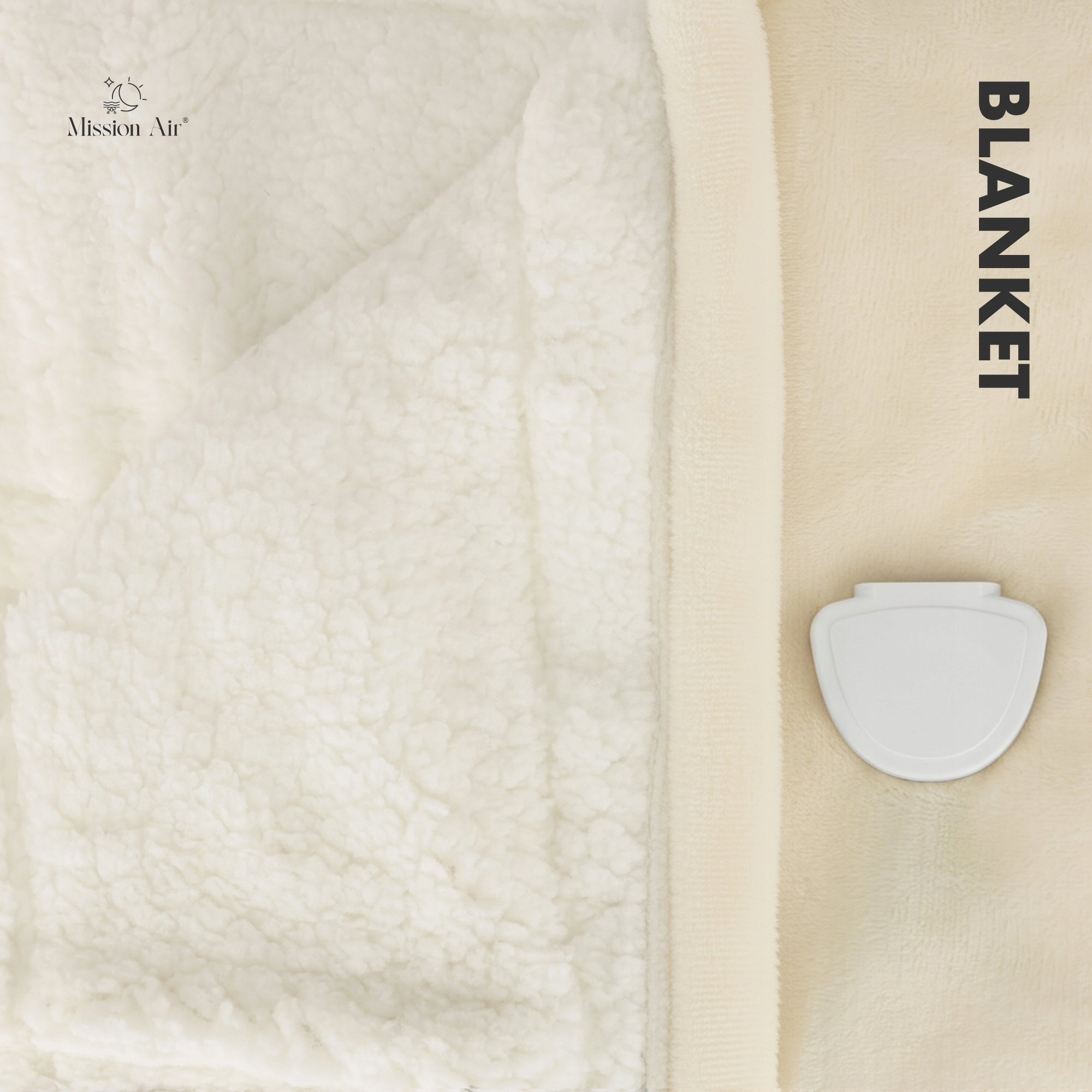 Kremowy koc. Widoczne puszyste wnętrze. Słowo BLANKET jest napisane pionowo. Obecny biały panel sterowania.