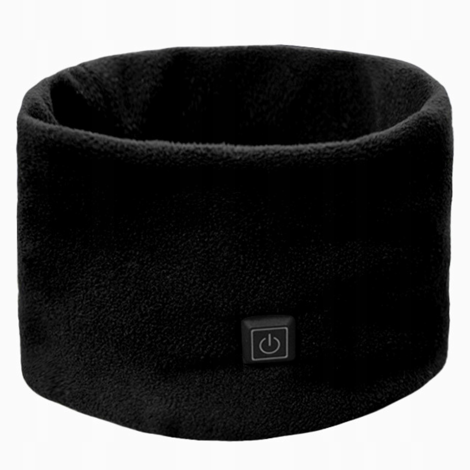 Czarny polarowy ocieplacz na szyję z przyciskiem zasilania. Ocieplacz jest cylindryczny.