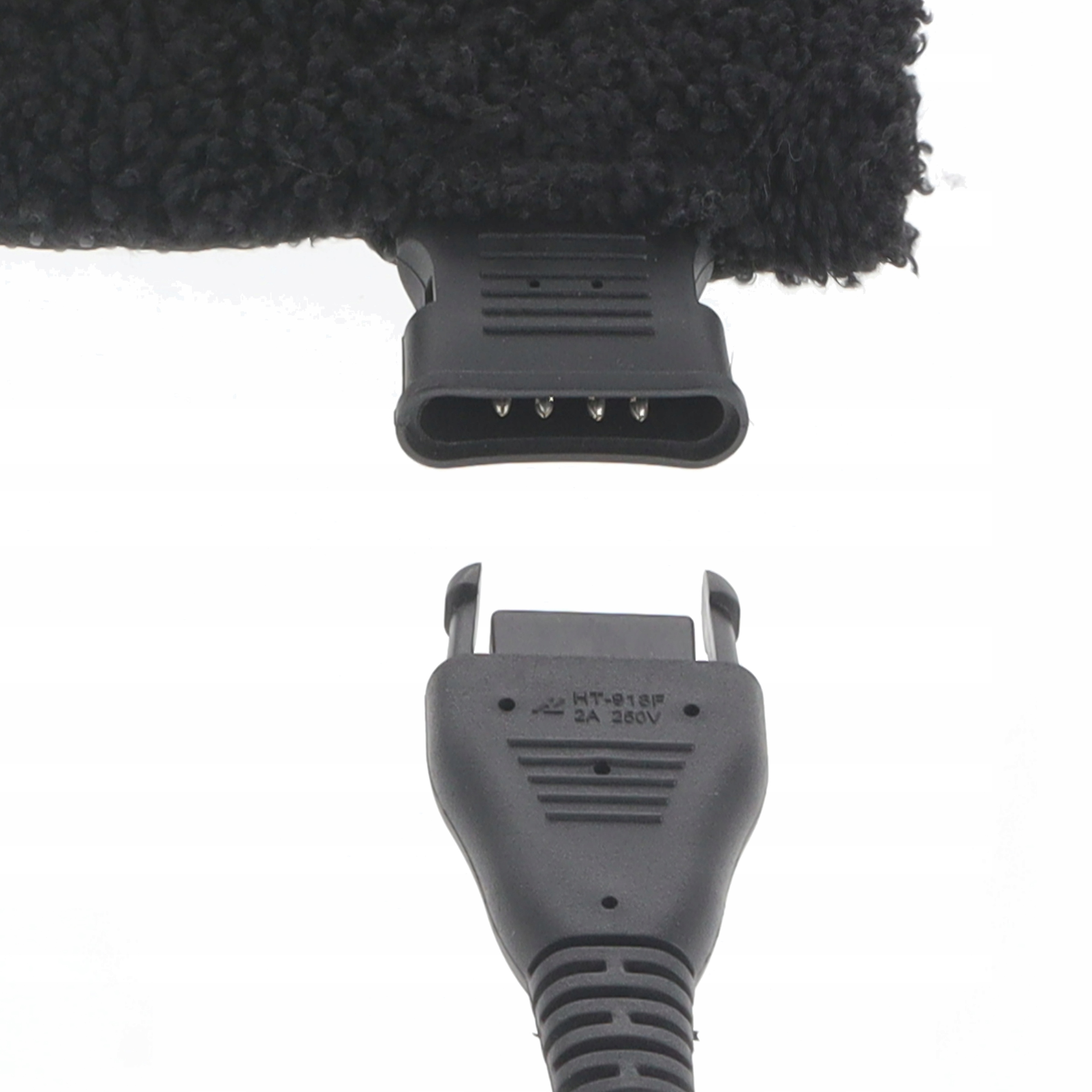 Czarne złącza elektryczne odłączone. Jeden ma piny, drugi ma etykietę z napisem HT-918F, 2A 250V. Białe tło.