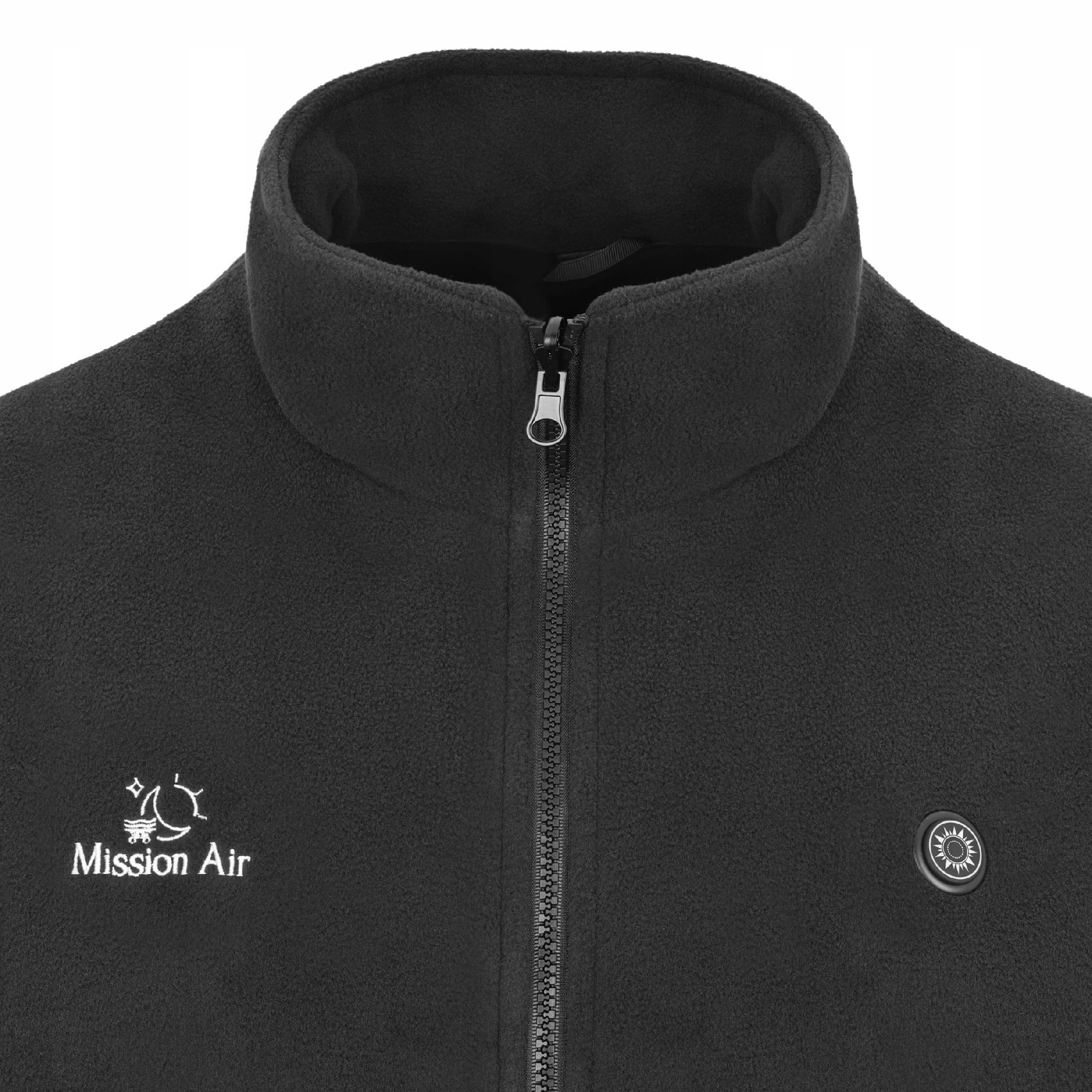 Zbliżenie czarnej kurtki polarowej z wysokim kołnierzem i zamkiem błyskawicznym. Widoczna jest marka 'Mission Air'.