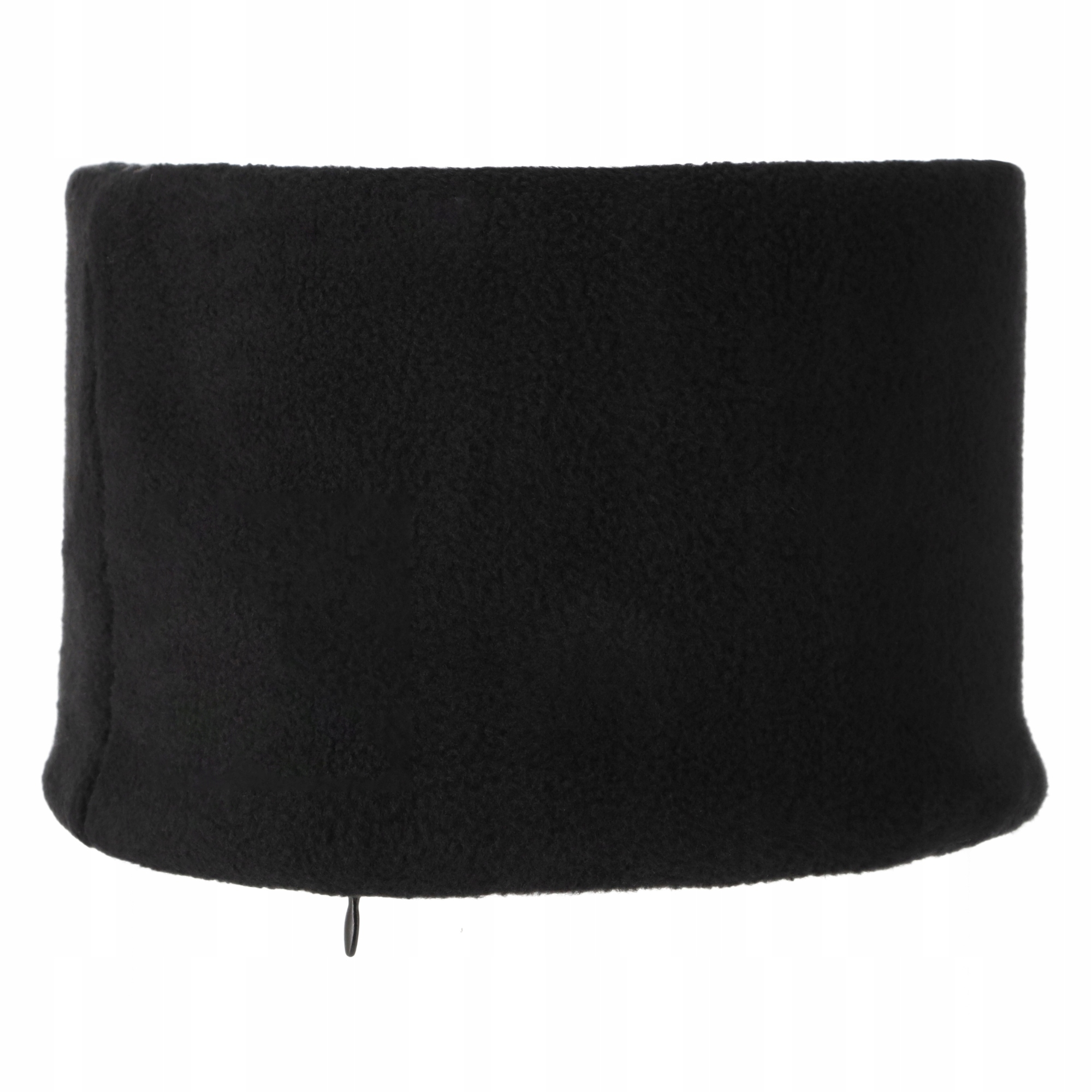 Czarny polarowy ocieplacz na szyję na białym tle.