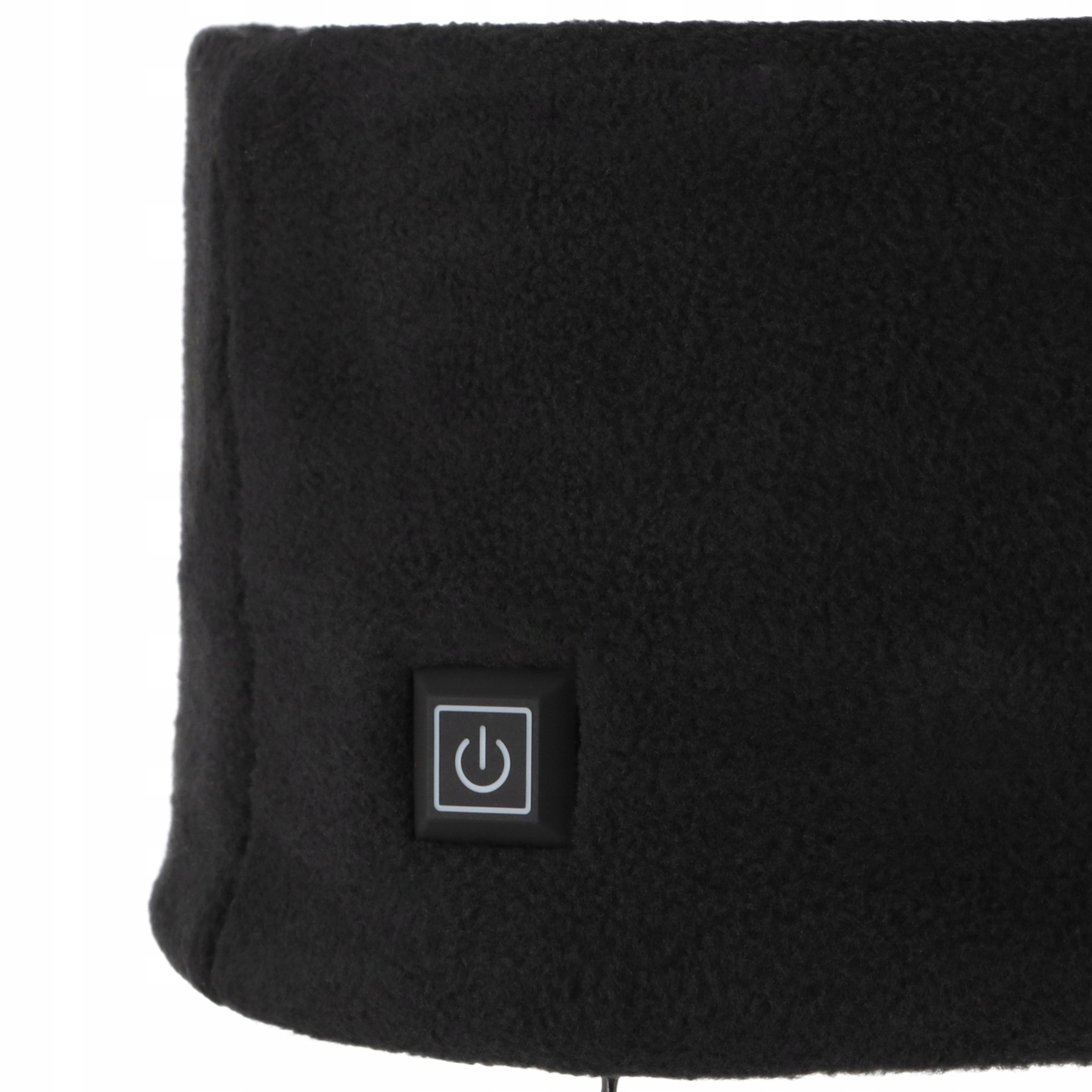 Zbliżenie czarnego polarowego ocieplacza szyi z przyciskiem zasilania. Tło jest białe.