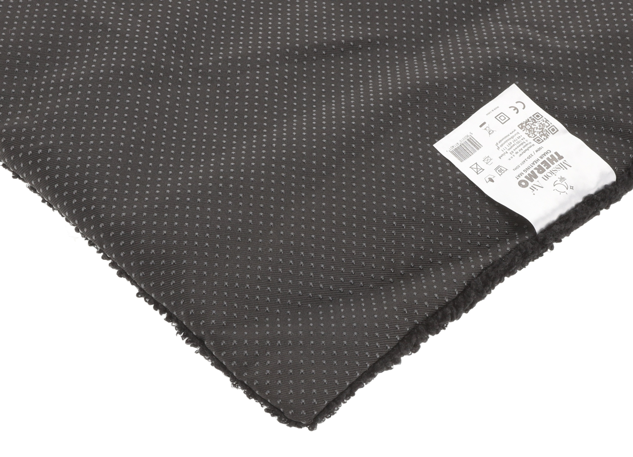 Czarna mata grzewcza do krzesła z białą etykietą. Ma kropkowaną powierzchnię i puszysty brzeg. Widoczna jest etykieta.