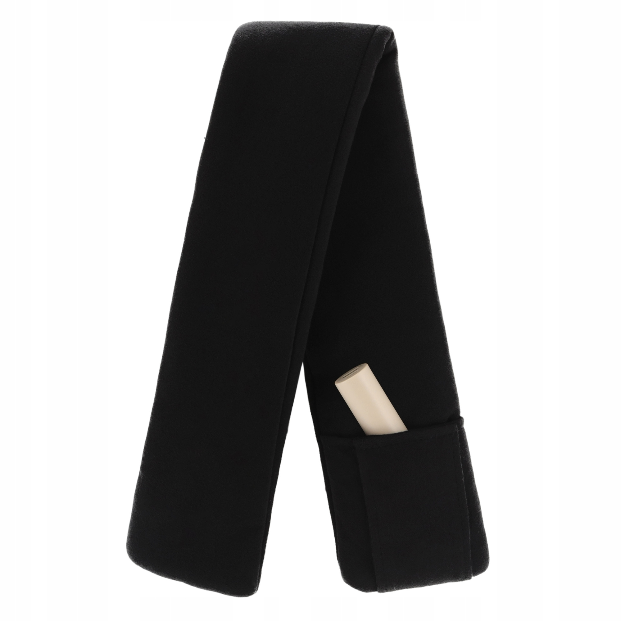 Czarny szalik z kieszenią, zawierający beżowy walec. Szalik jest złożony na pół.