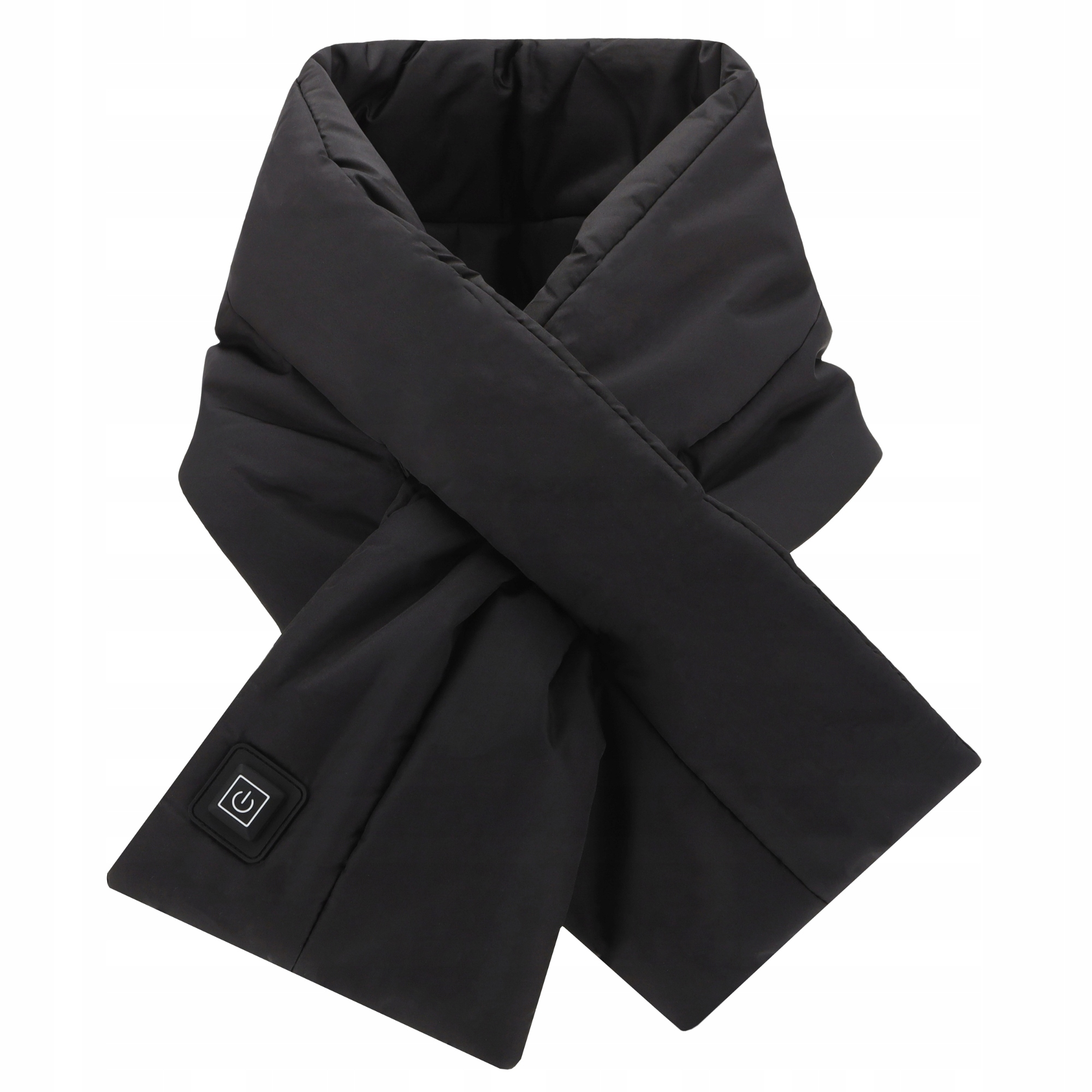 Czarny podgrzewany szalik z przyciskiem zasilania. Szalik jest złożony w krzyż na białym tle.
