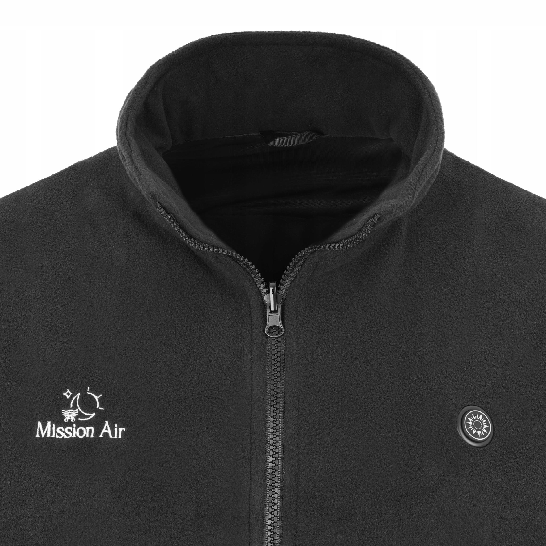 Czarna kurtka z polaru z zamkiem błyskawicznym. Posiada logo 'Mission Air' i okrągłą odznakę.