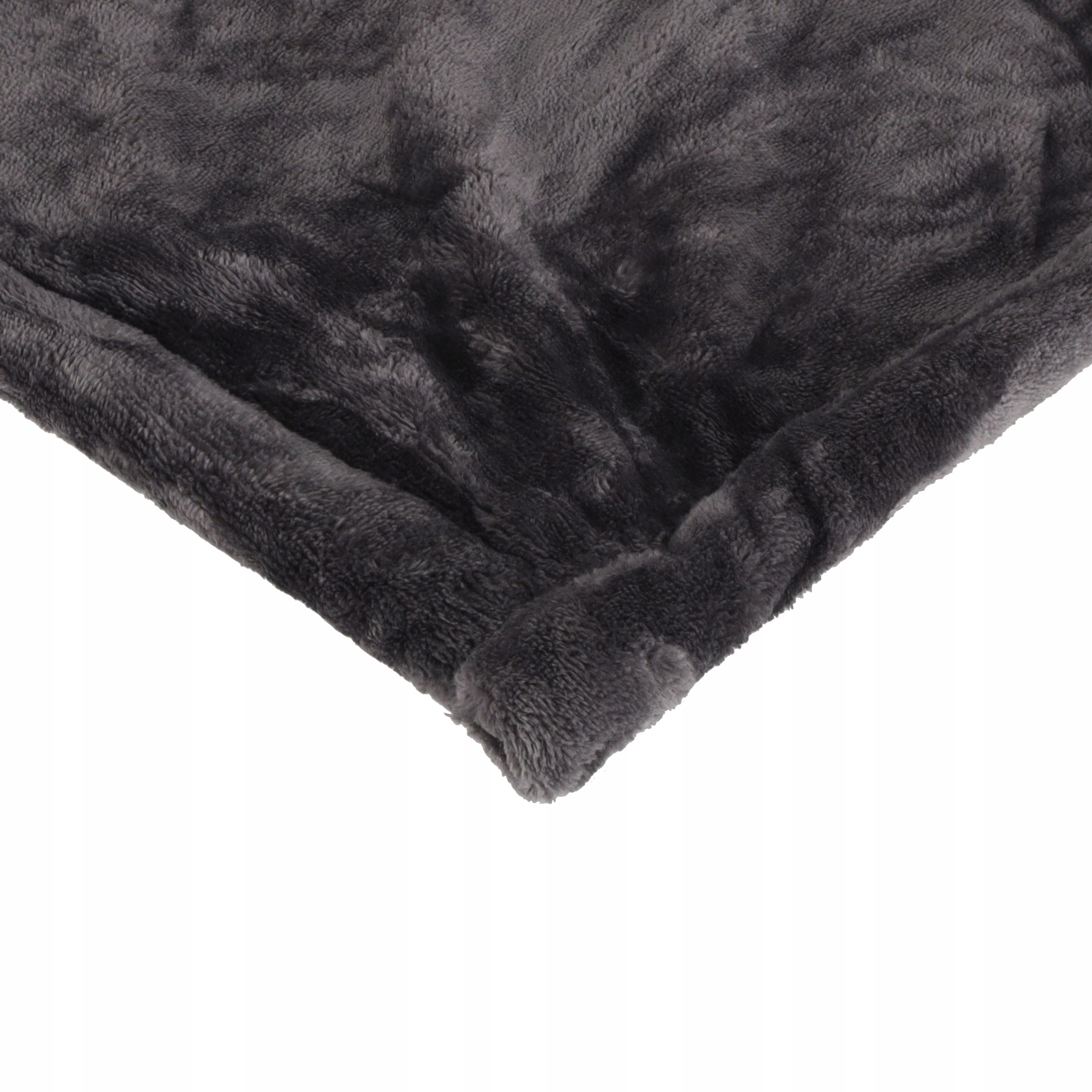 Zbliżenie ciemnoszarego, puszystego koca. Widoczny jest róg na białym tle.