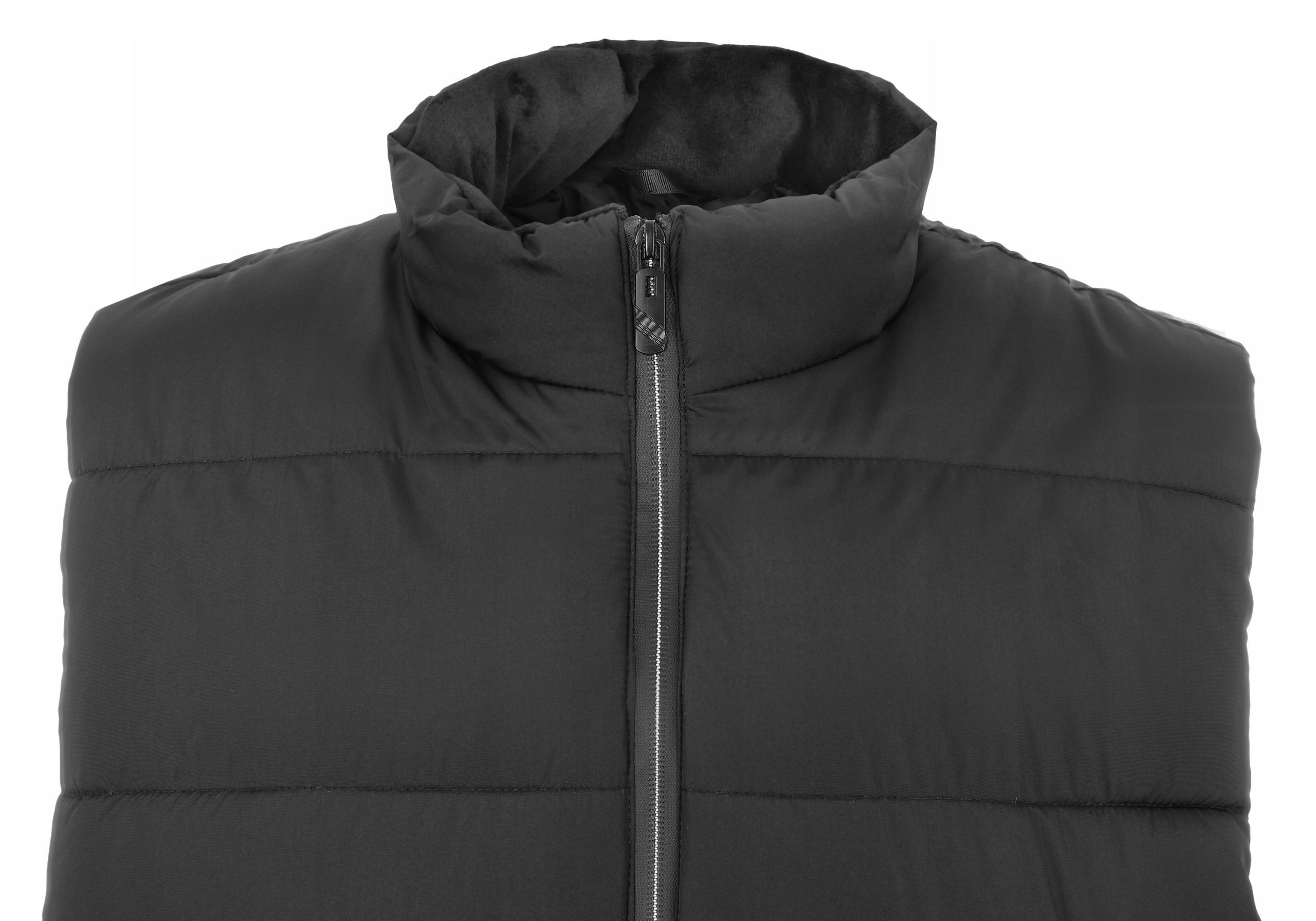 Zbliżenie czarnej pikowanej kamizelki z wysokim kołnierzem i zamkiem błyskawicznym.