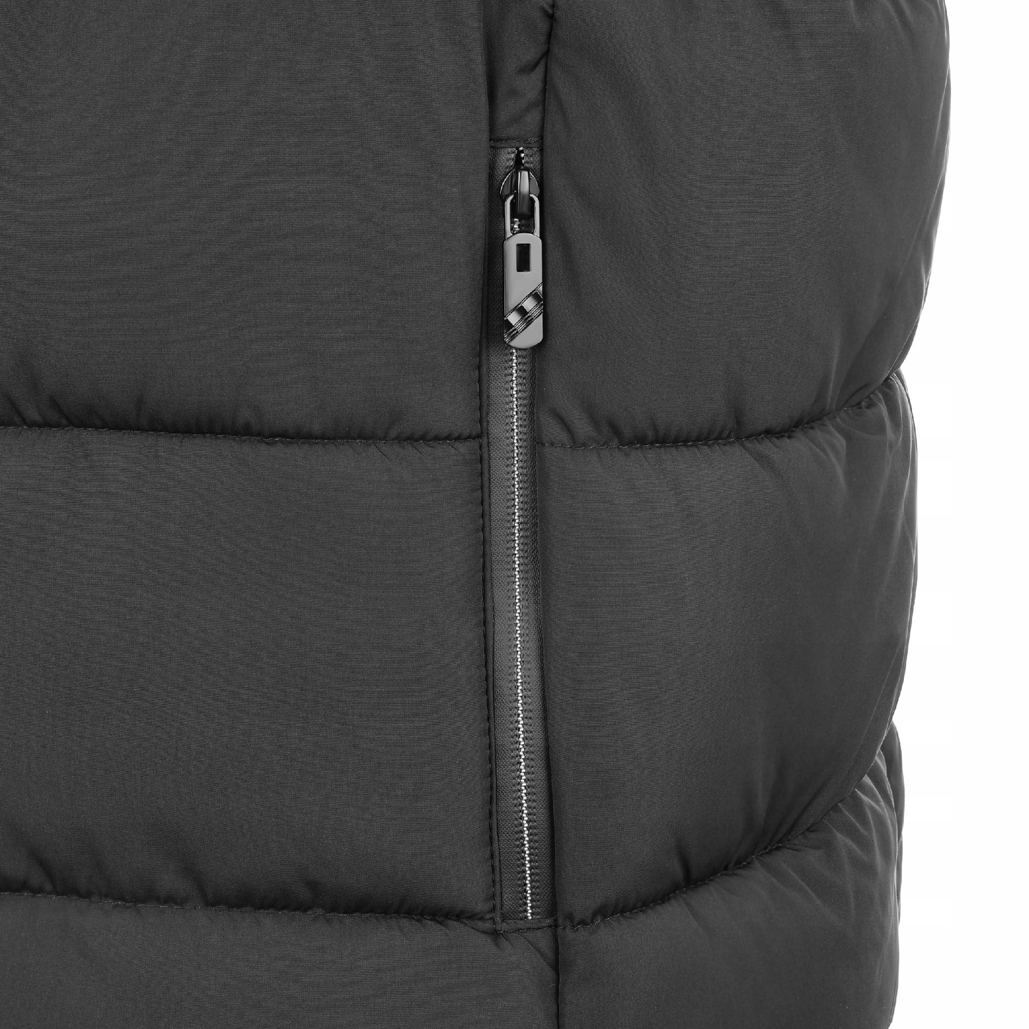 Zbliżenie czarnej pikowanej kurtki ze srebrnym zamkiem błyskawicznym. Kurtka na białym tle.