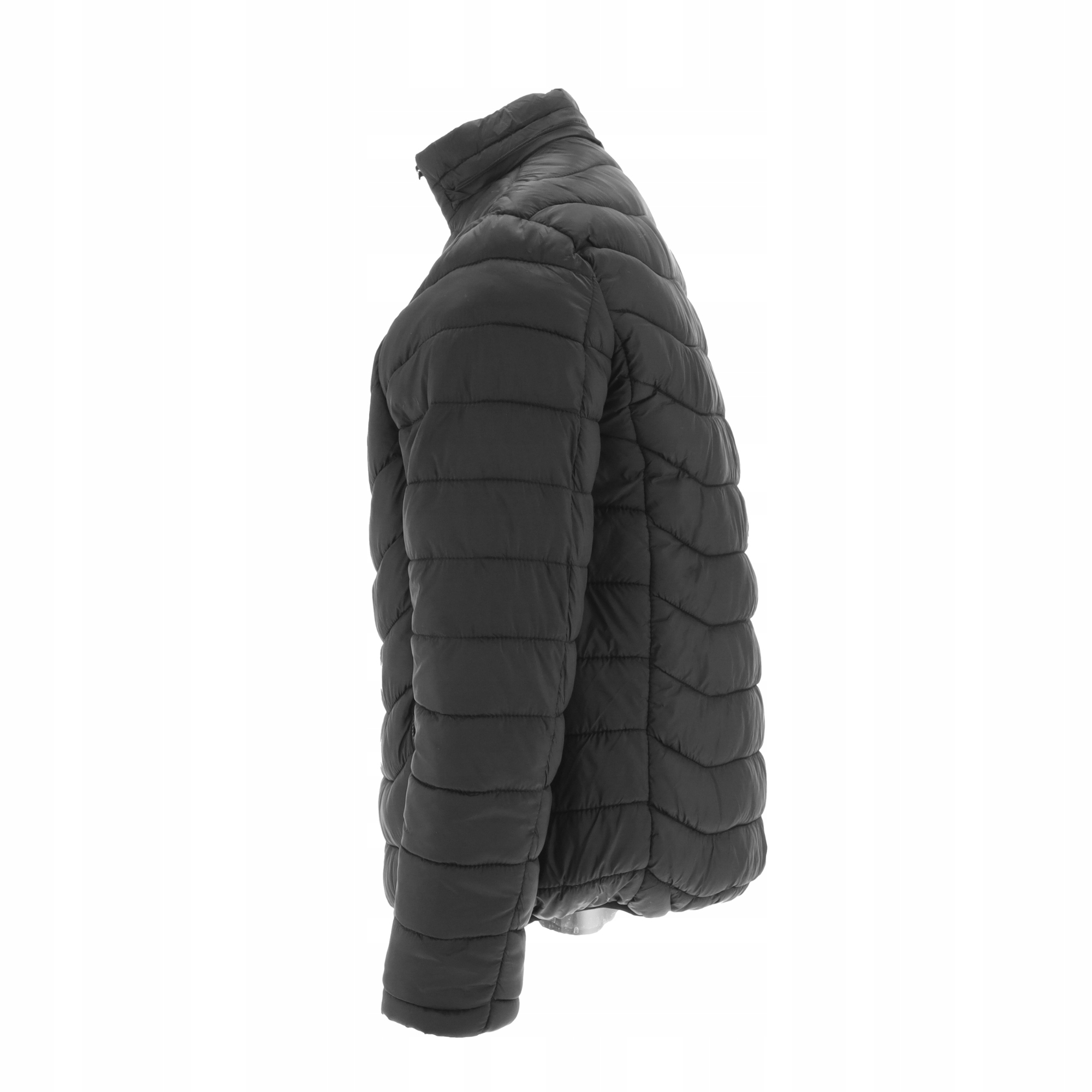 Widok z boku czarnej pikowanej kurtki z zamkiem błyskawicznym i wysokim kołnierzem, na białym tle.