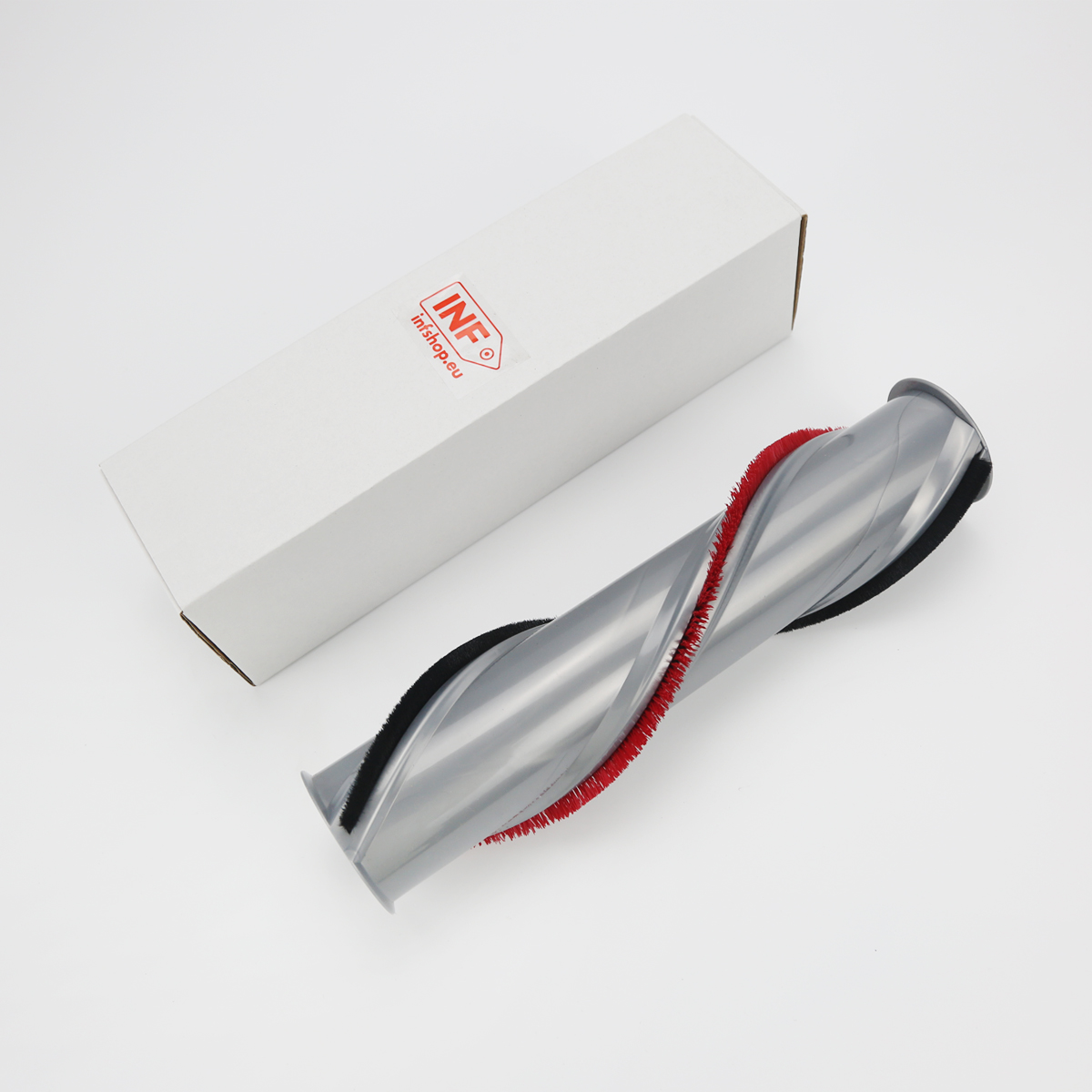 Szczotka do odkurzacza z czerwonym i czarnym włosiem, obok białego pudełka z logo infshop.eu na białej powierzchni.