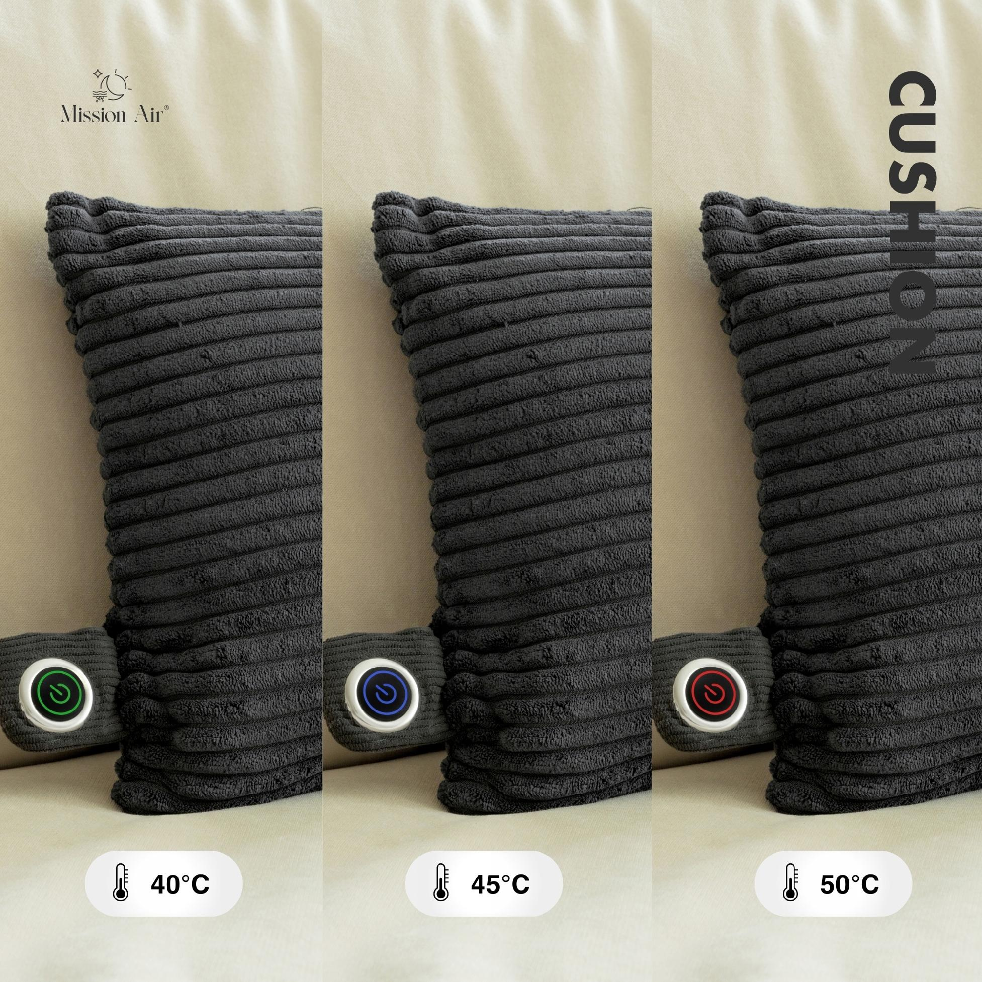 Trzy poduszki z regulatorami ciepła, pokazujące 40°C, 45°C i 50°C. Tło to beżowa sofa.
